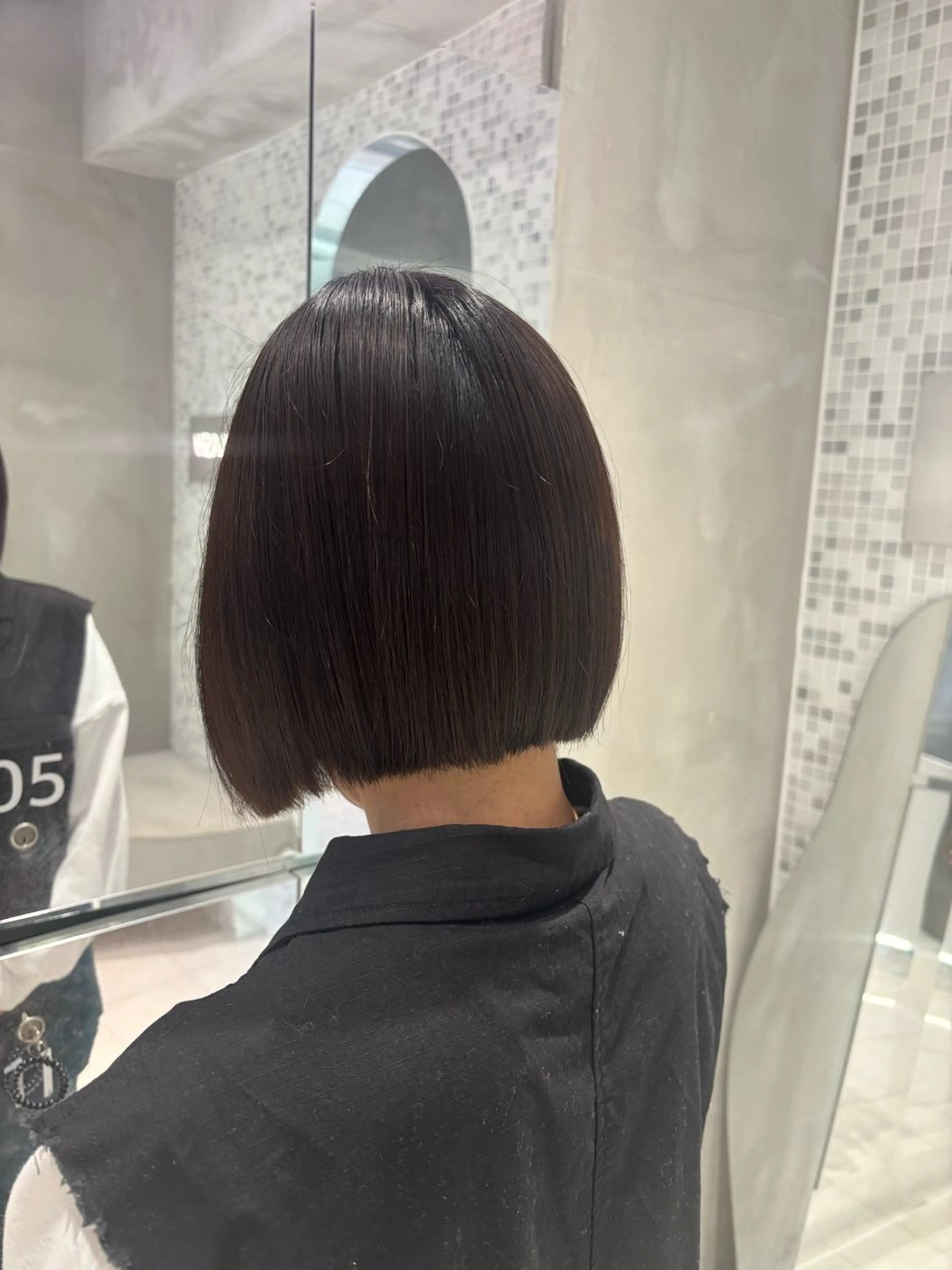 ショート ボブ 🧸ミルクティー／ 顔周りレイヤー/ミクのヘアスタイル