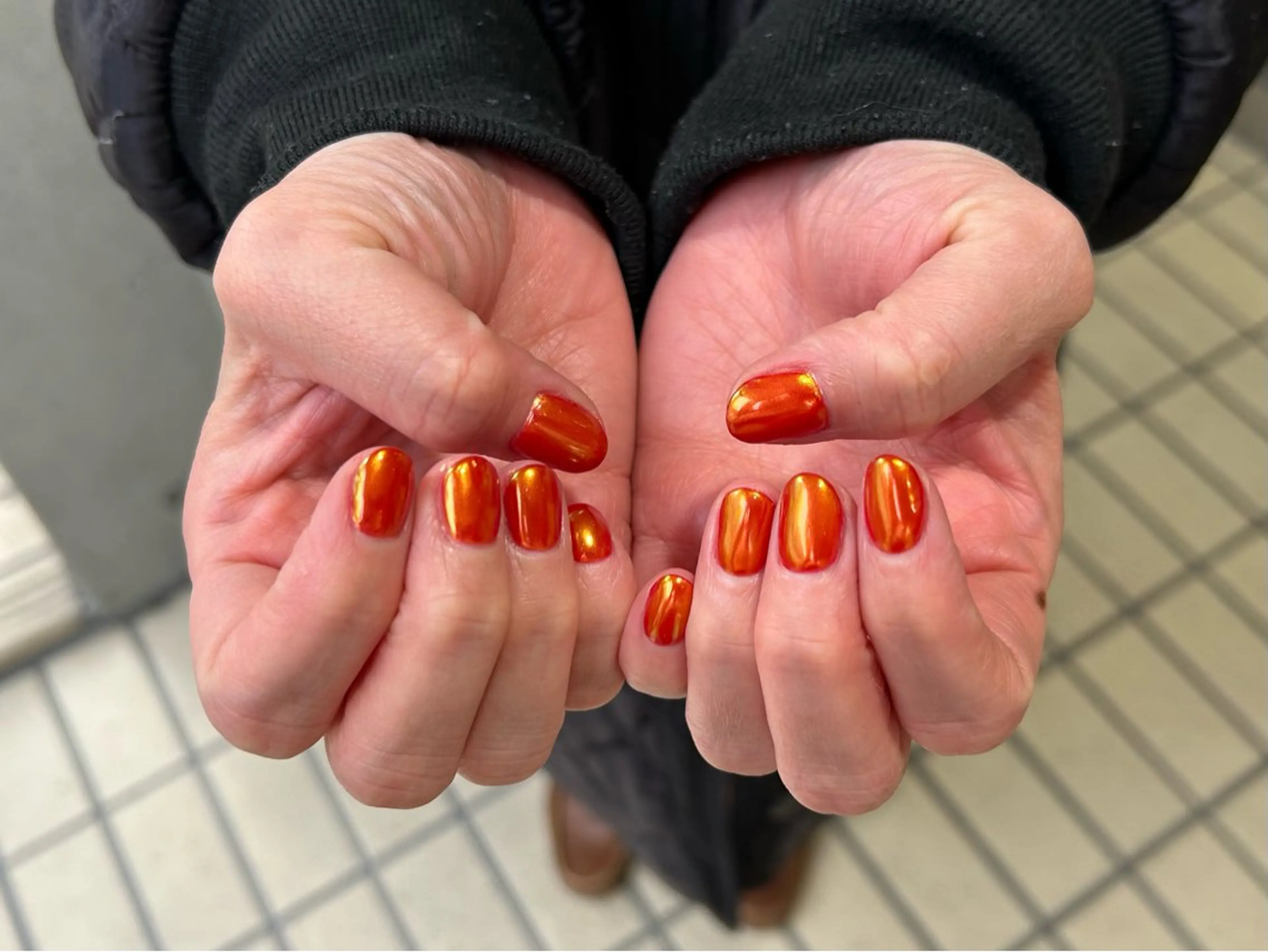 ネイル オーロラネイル 赤色 ハンドネイル パラスパガーデン Nitagai☺︎のネイルデザイン