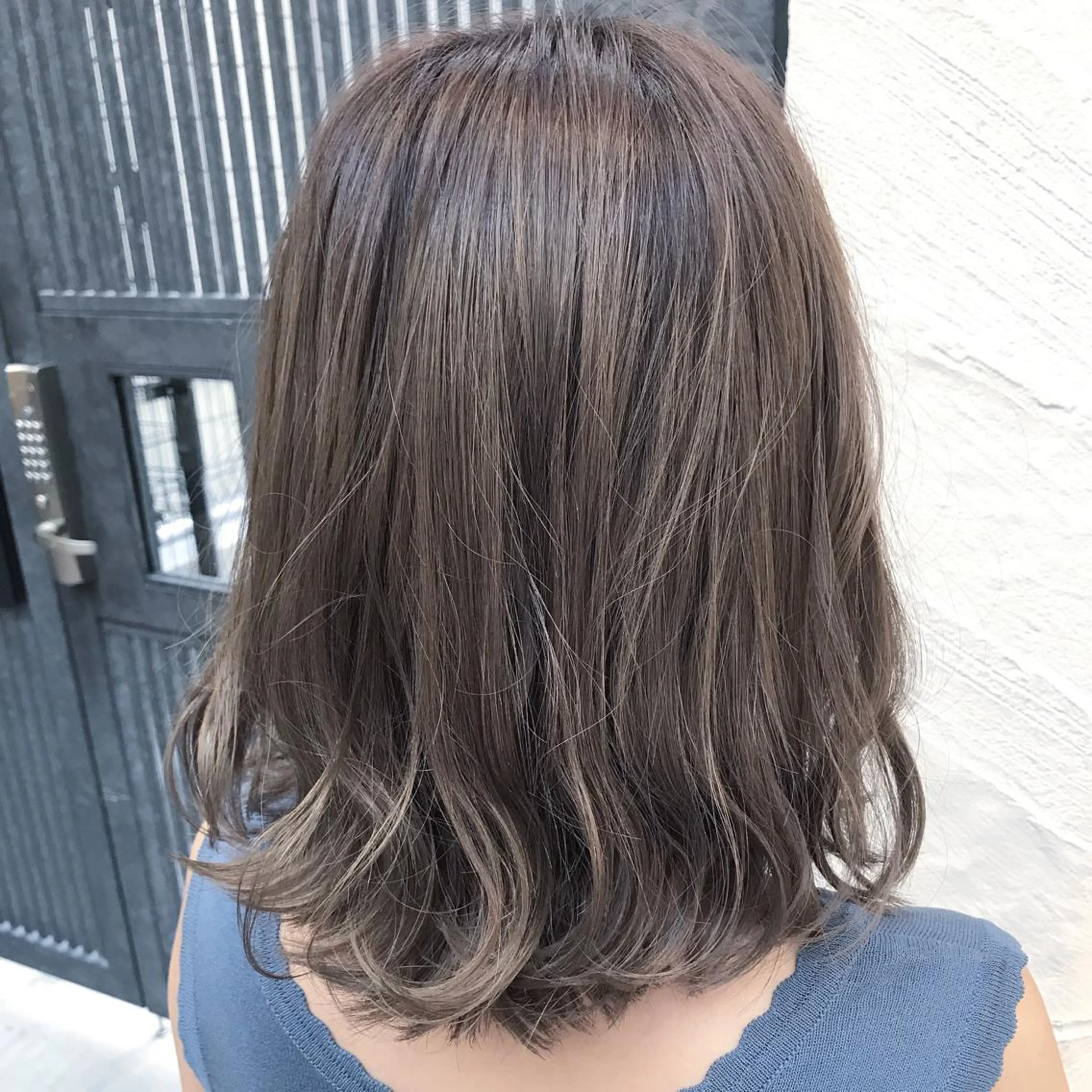 ミディアム カラー アッシュ アッシュグレー アッシュグレージュ バレイヤージュ ベージュカラー 髪質改善カラー韓国風 レイヤーtudaのヘアスタイル