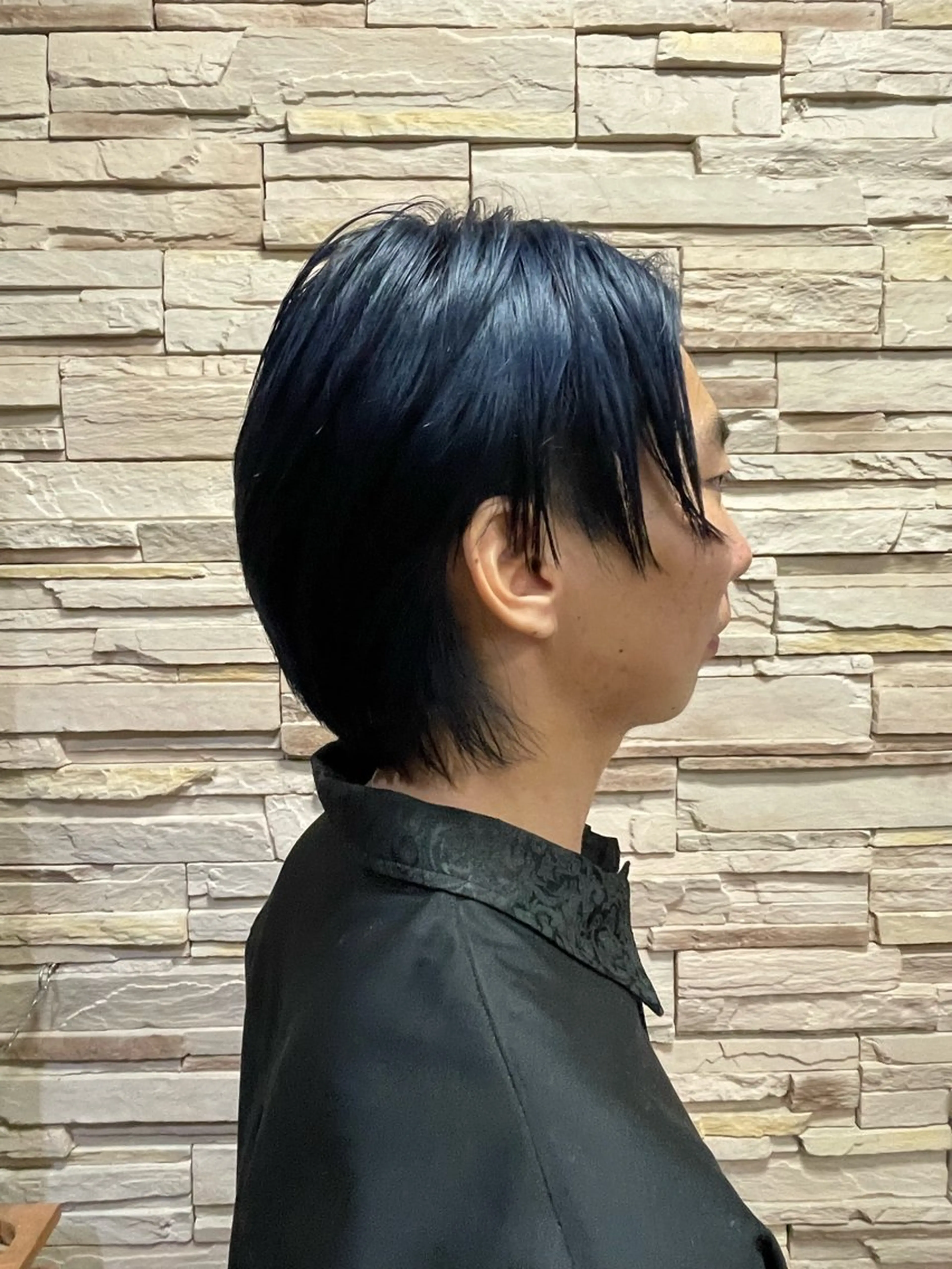 ショート カラー メンズ メンズブリーチ 黒髪 ブリーチ ブルーカラー ブルーブラック 浅岡 昭汰のヘアスタイル