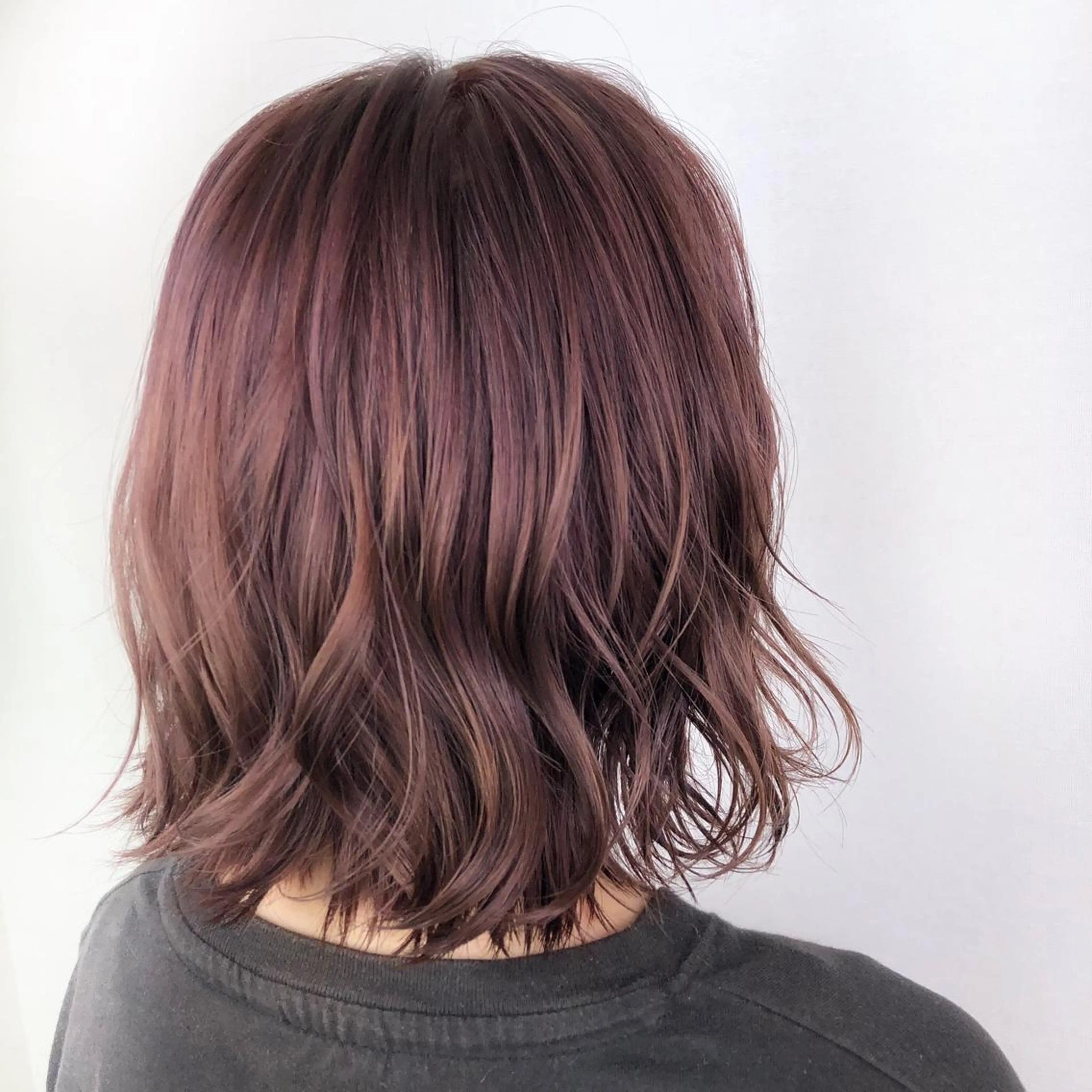 ショート カラー 黒髪 ブリーチ ピンクカラー 小顔レイヤー/ ベージュ🤍Rieのヘアスタイル