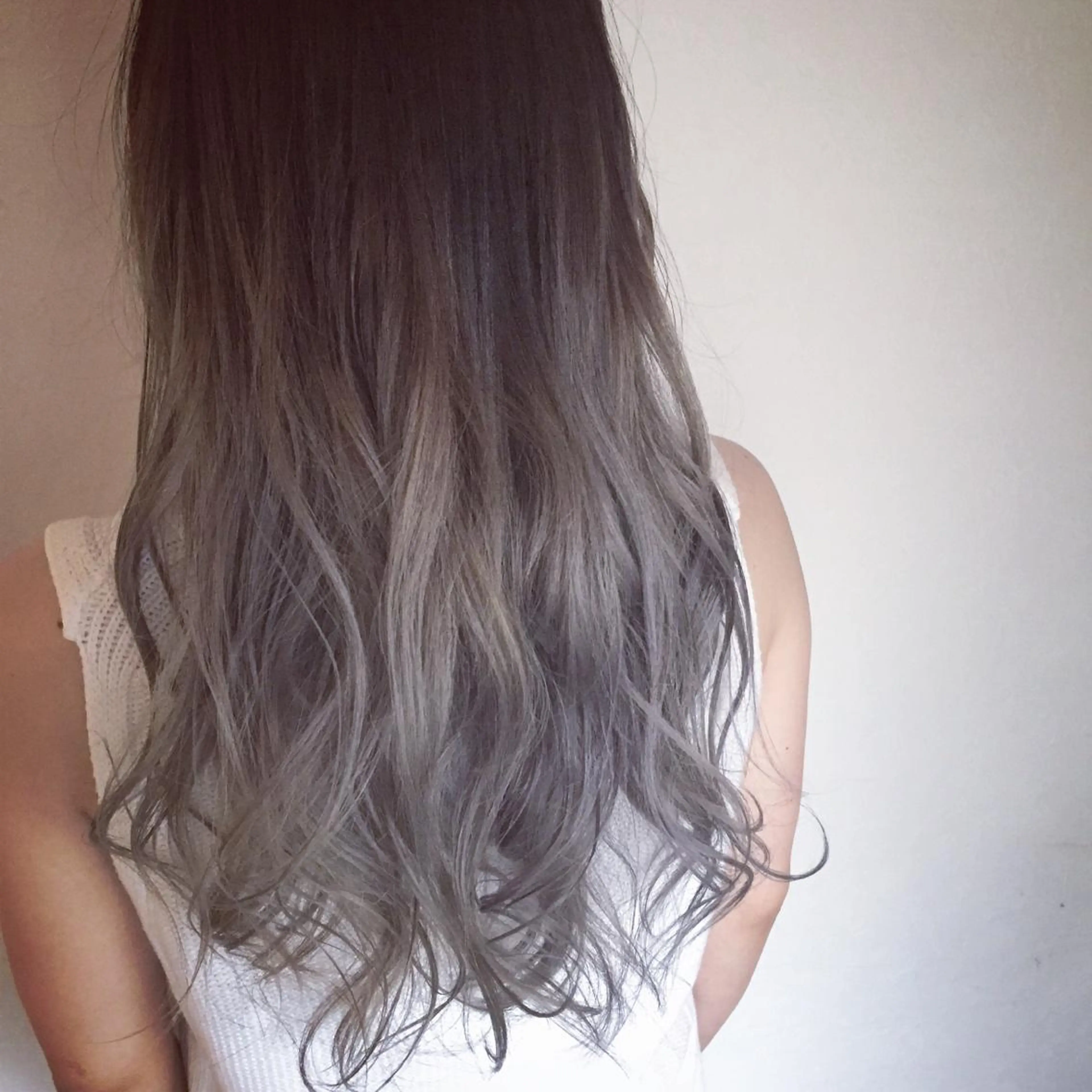 ロング カラー グラデーションカラー シルバー 外国人風カラー ハイトーン×髪質改善 KENTAのヘアスタイル