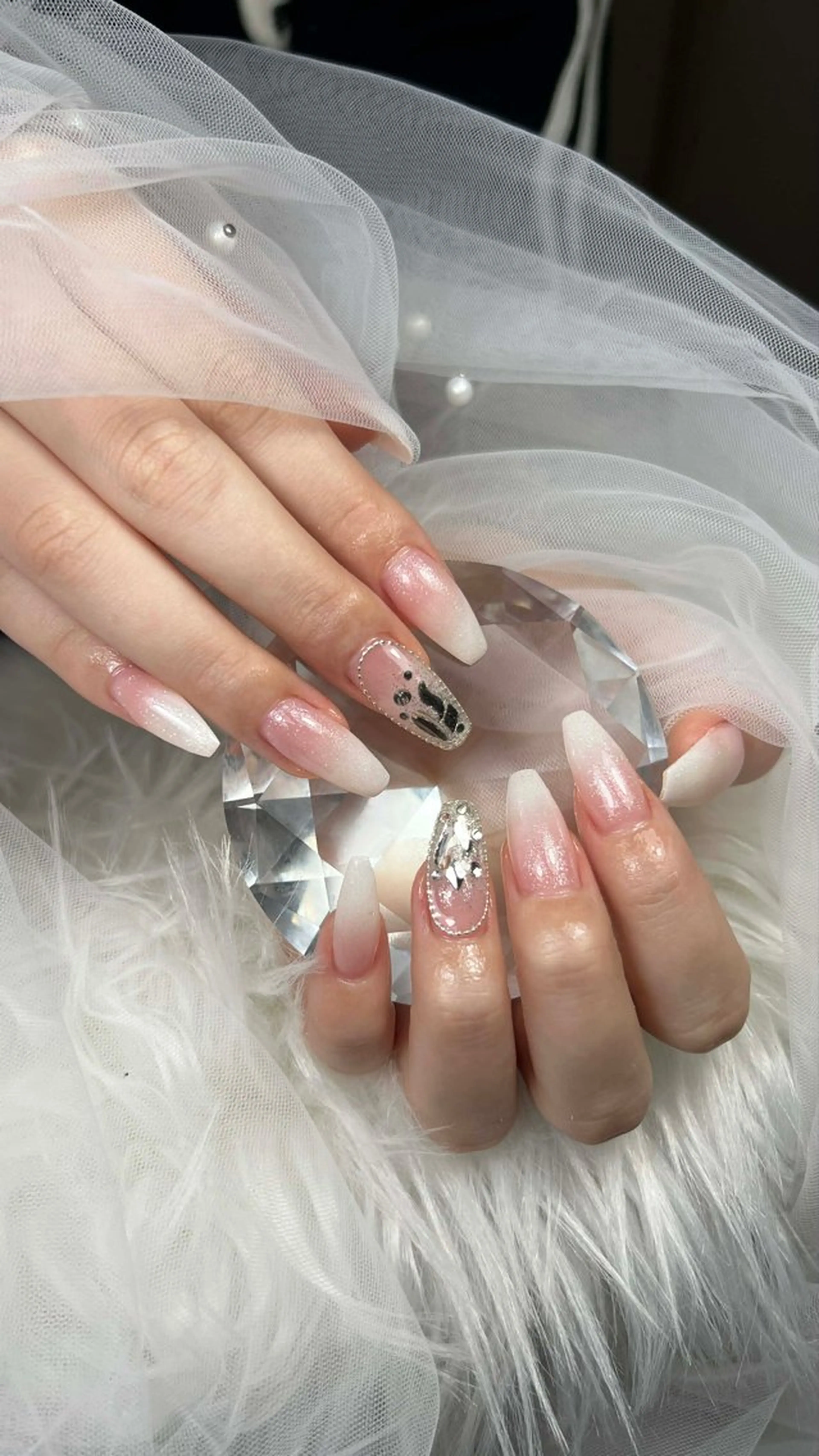 ネイル アートネイル オーロラネイル チークネイル 長さ出し フットネイル ハンドネイル ハンドケア Mio_ Noiranailのネイルデザイン