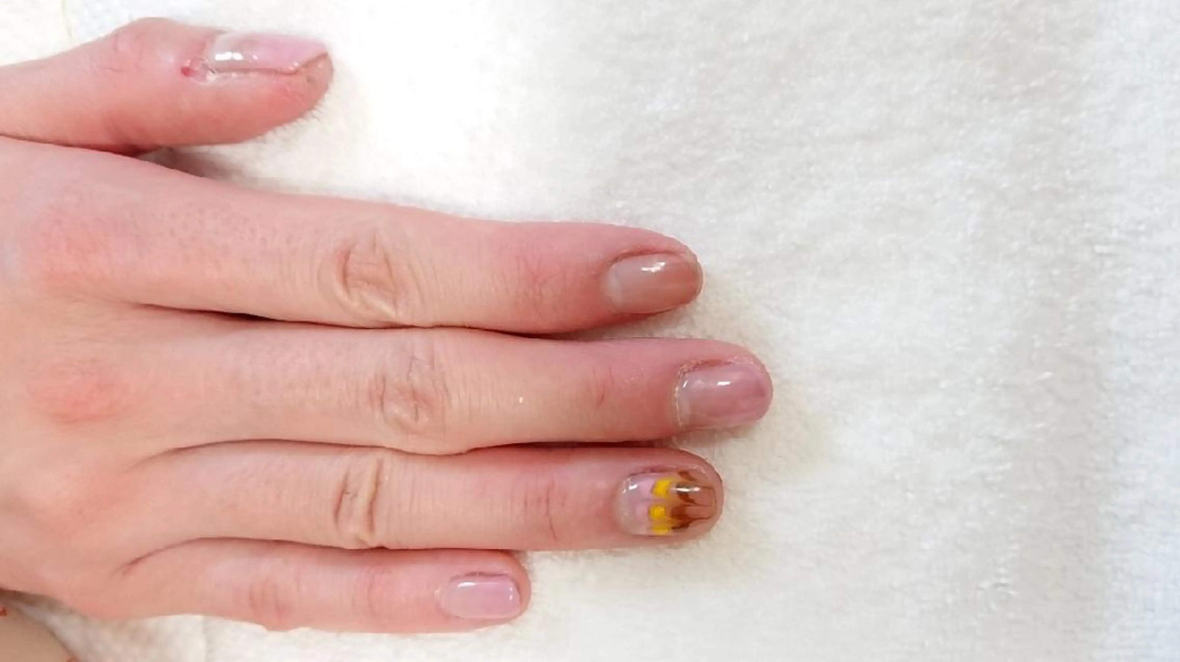 ネイル グラデーション ピーコックネイル 高橋 春菜のヘアスタイル