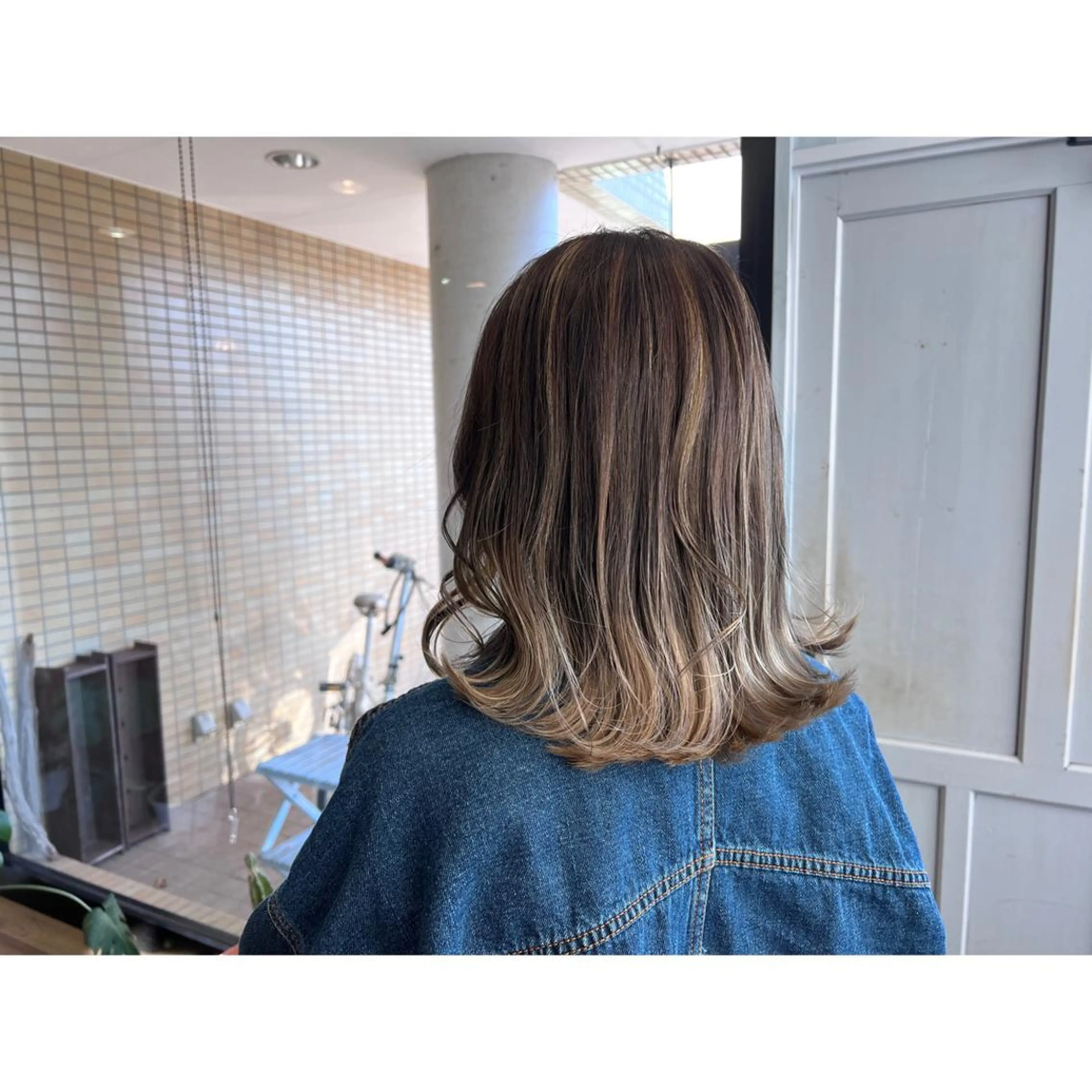 セミロング カラー バレイヤージュ グレージュ レイヤーカット ツキダテ ユイのヘアスタイル