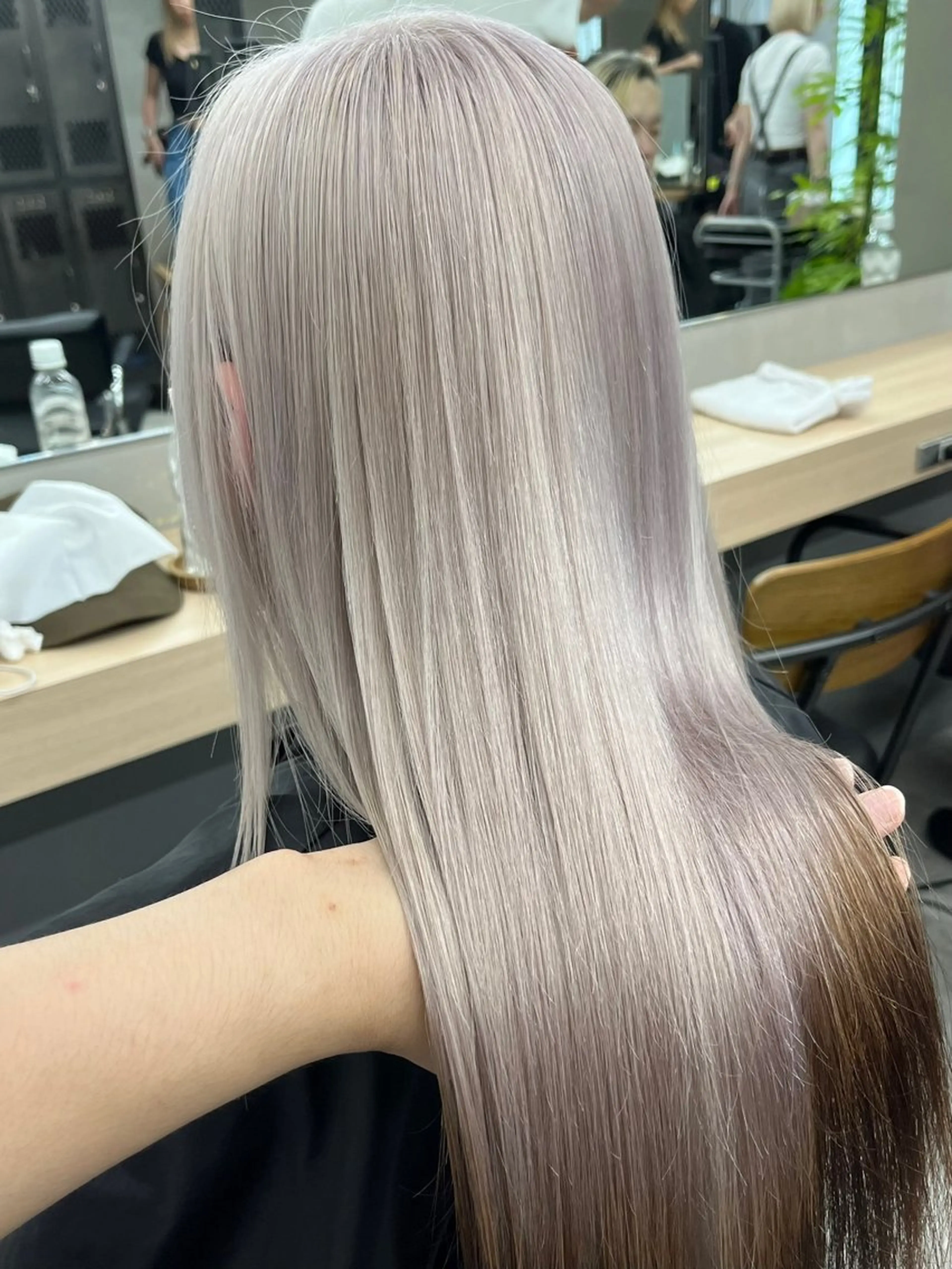 ロング カラー イツク ⚡️ ルーツ/ハイトーンのヘアスタイル