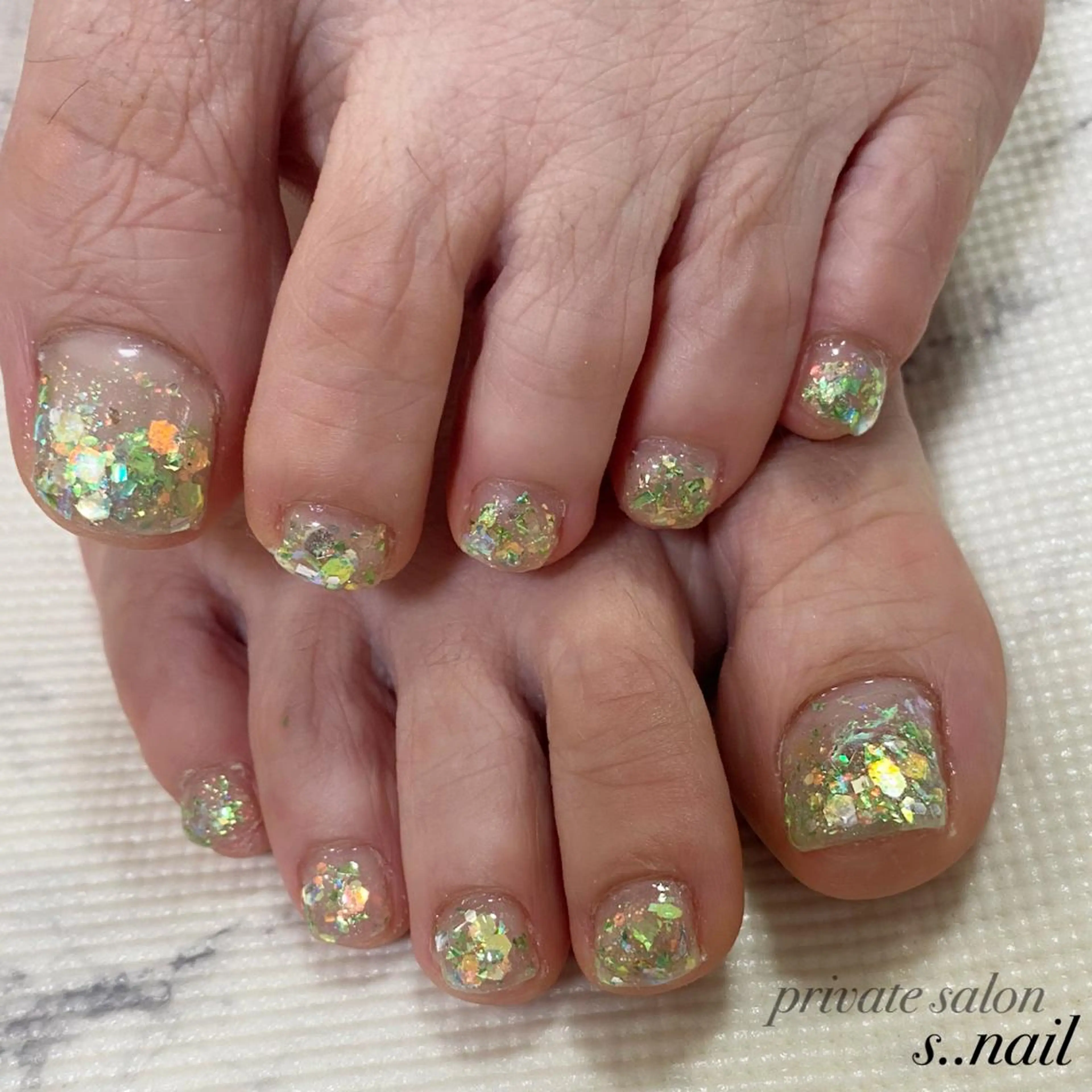 ネイル オーロラネイル グリーン ラメ(グリッター) オレンジ ハンドネイル フットネイル s..nail / MORITAのネイルデザイン