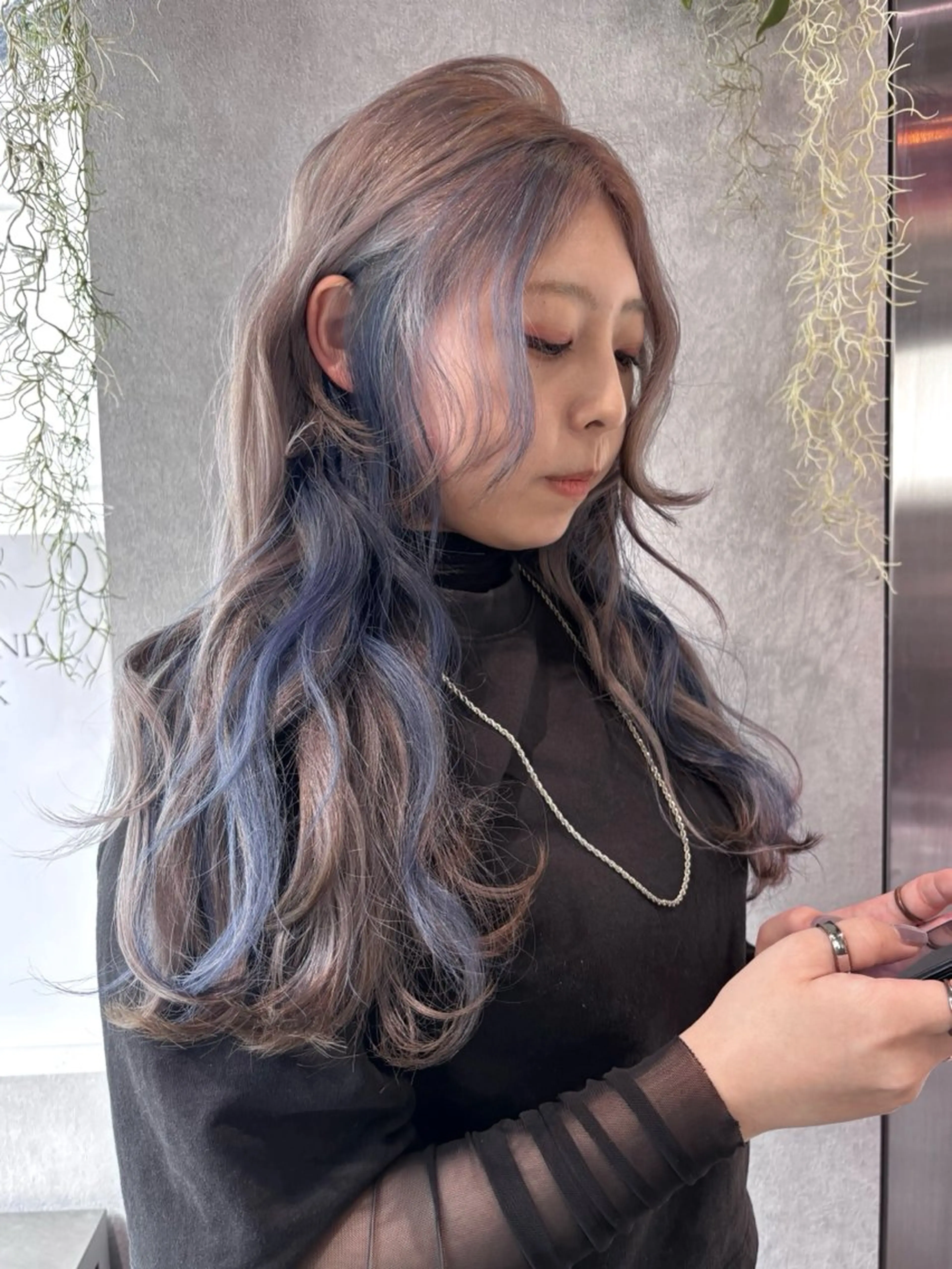 ロング 切りっぱなしボブ ボブ くせ毛 顔まわりレイヤー 顔周りカット iona/ハイトーン /ネイルのネイルデザイン