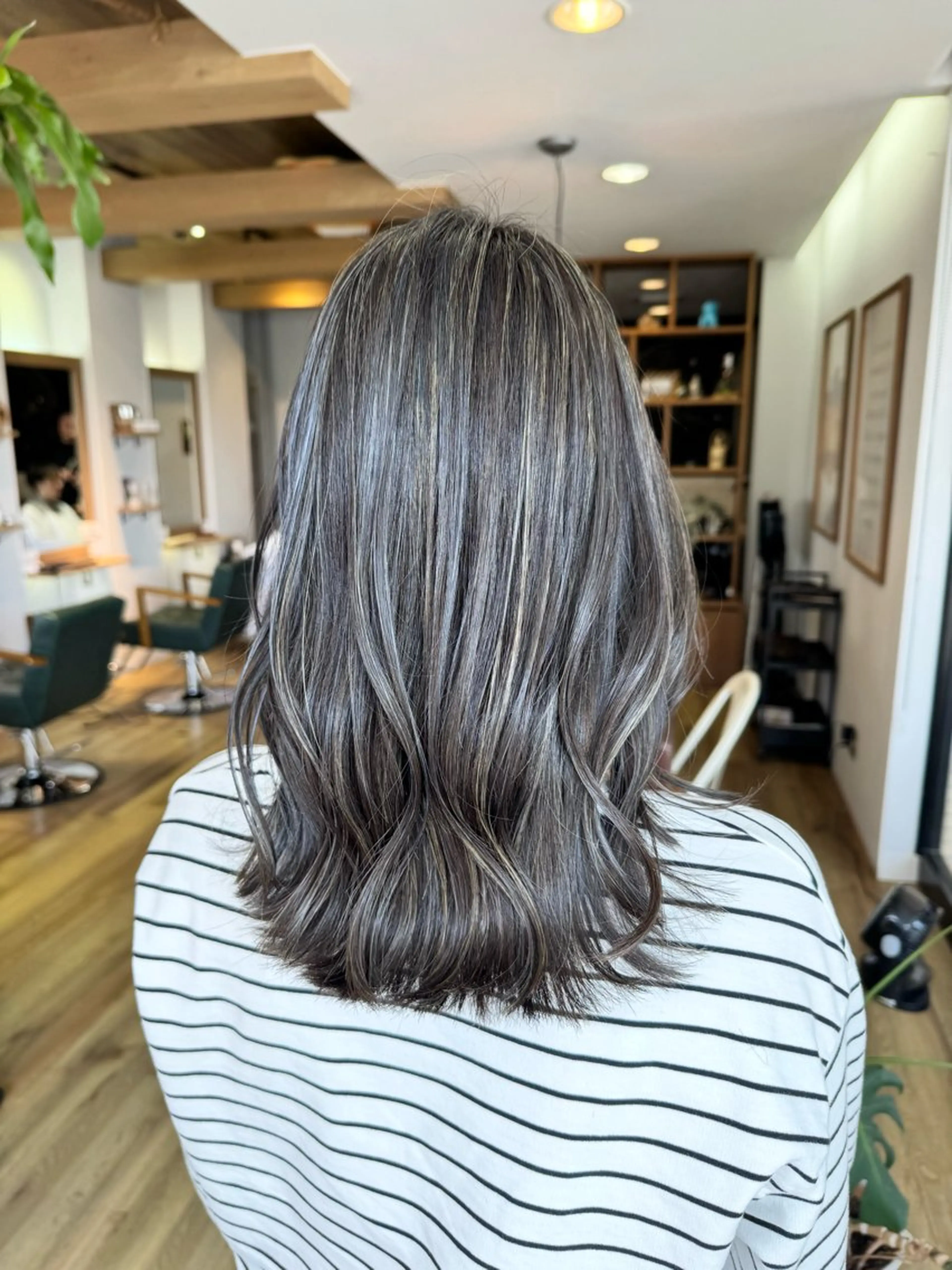 ロング カラー アッシュ アッシュグレー ヘアカラー トリートメント ツキダテ ユイのヘアスタイル