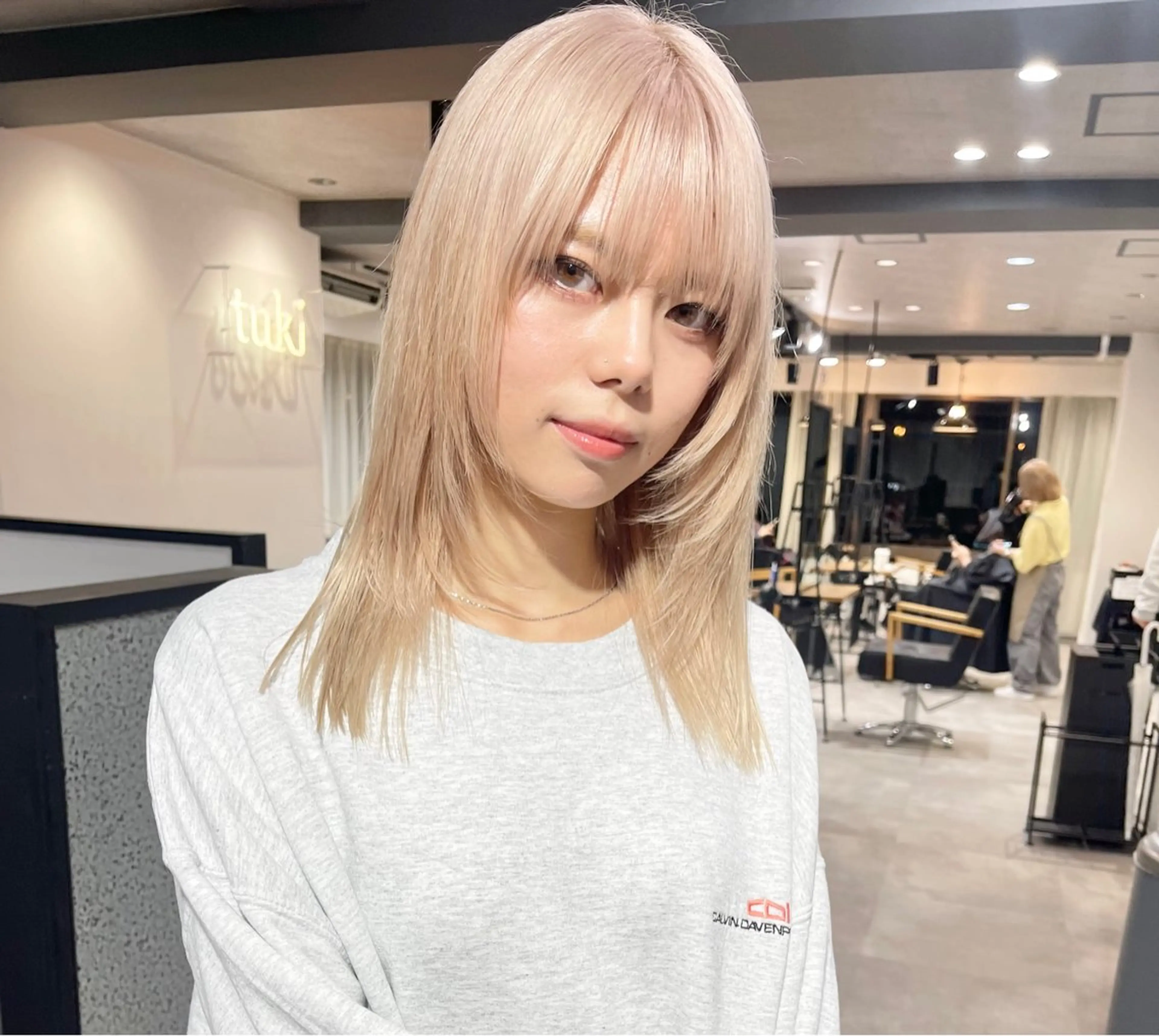 ミディアム 艶髪ハイトーン✨ 🩷AMI🩷のヘアスタイル