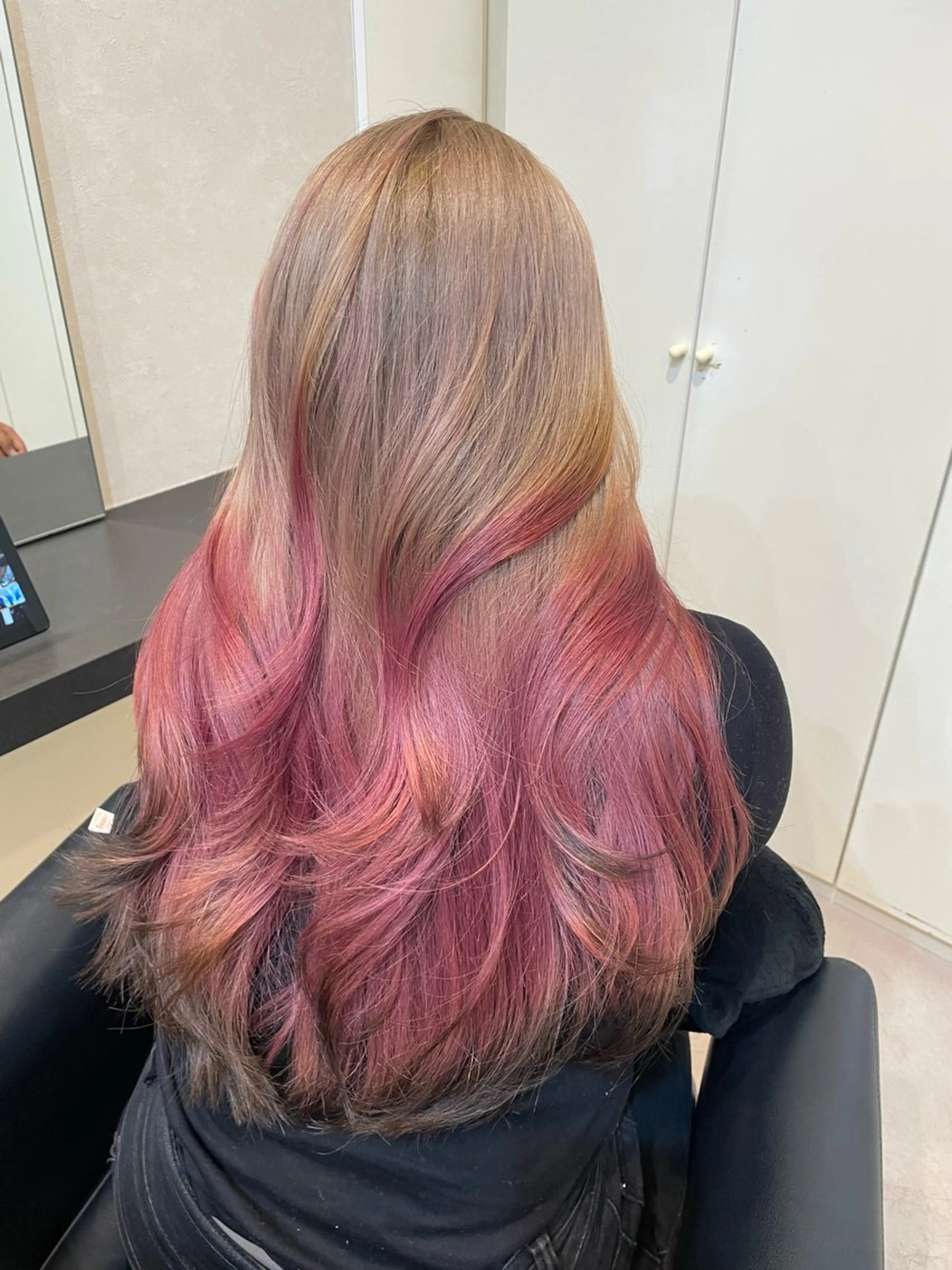 ロング カラー ブラウンカラー デザインカラー ピンクカラー レイヤーカット カット ヘアカラー YUI/ ブリーチカラー🌷のヘアスタイル