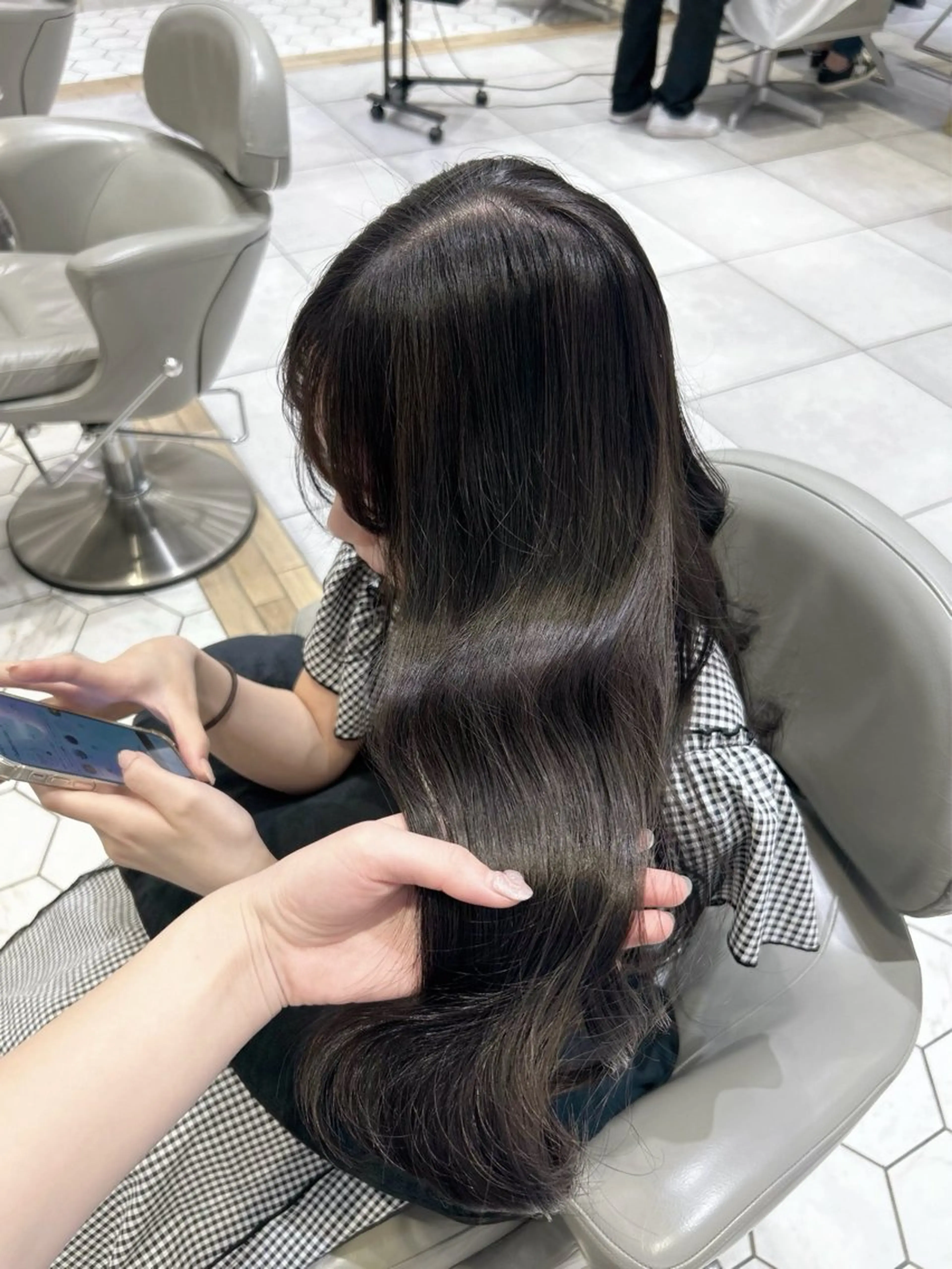 ロング カラー グレージュ costes 今井芽依のヘアスタイル