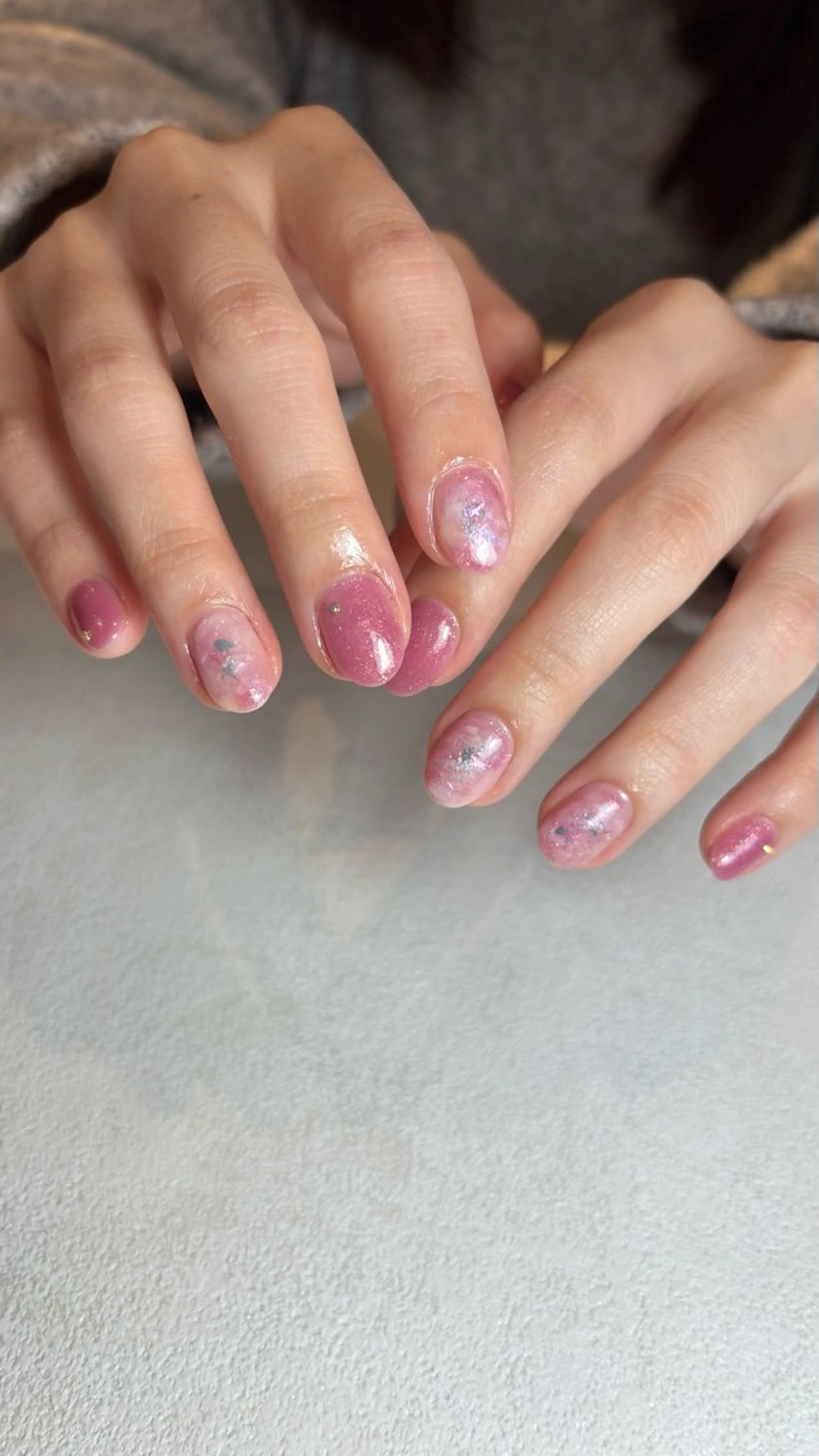 ネイル オーロラネイル ブルー ニュアンスネイル ピンク ハンドネイル 山田 美羽のネイルデザイン