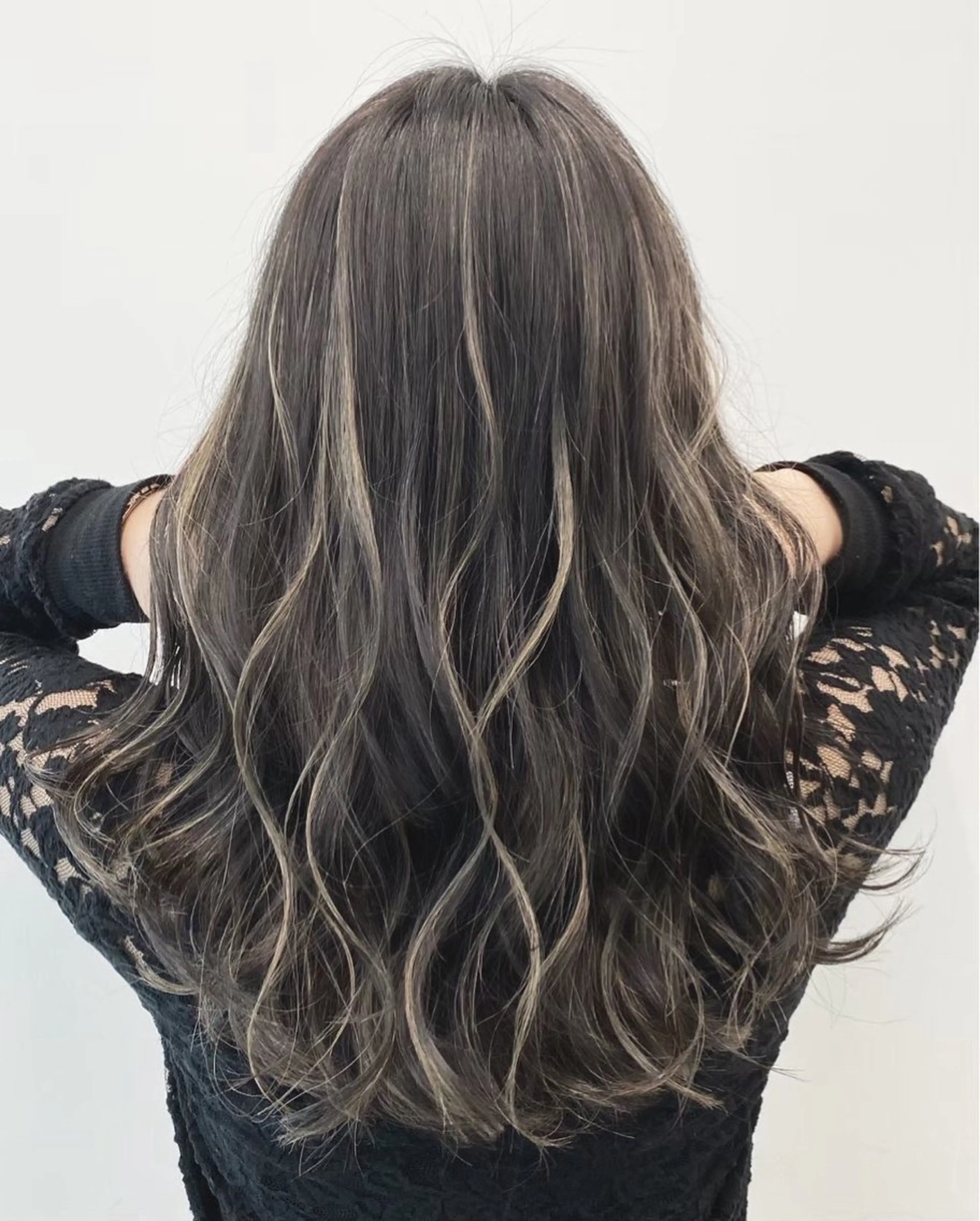 ロング カラー ヘアアレンジ ハイライトカラー ハイライト ブリーチカラー 安田海音のヘアスタイル