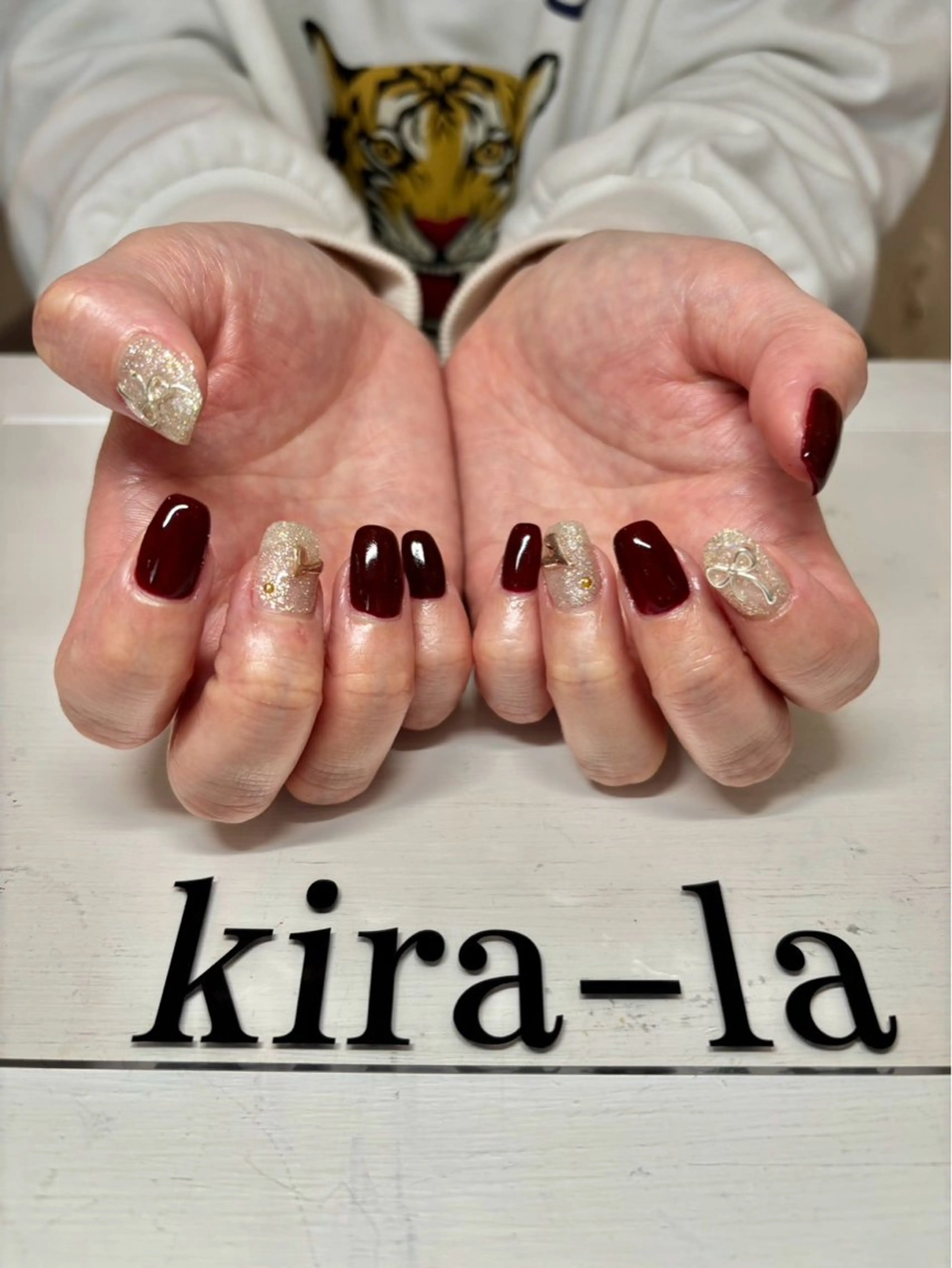 ネイル ボルドー ハート ラメ(グリッター) リボン kira-la キララ･:*..のネイルデザイン