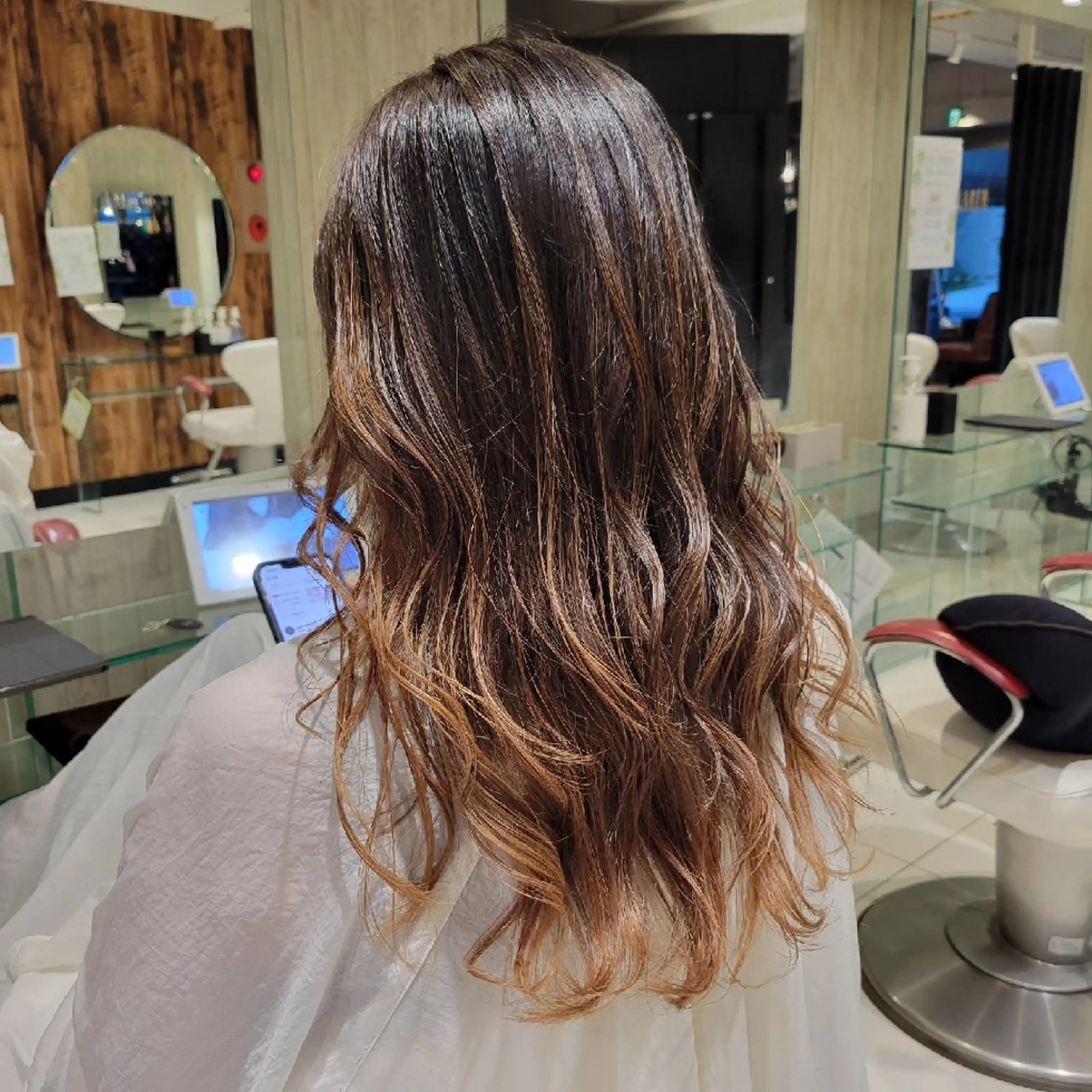 ロング レイヤーカット 韓国風パーマ、白髪ぼ かし　マキノタカユキのヘアスタイル