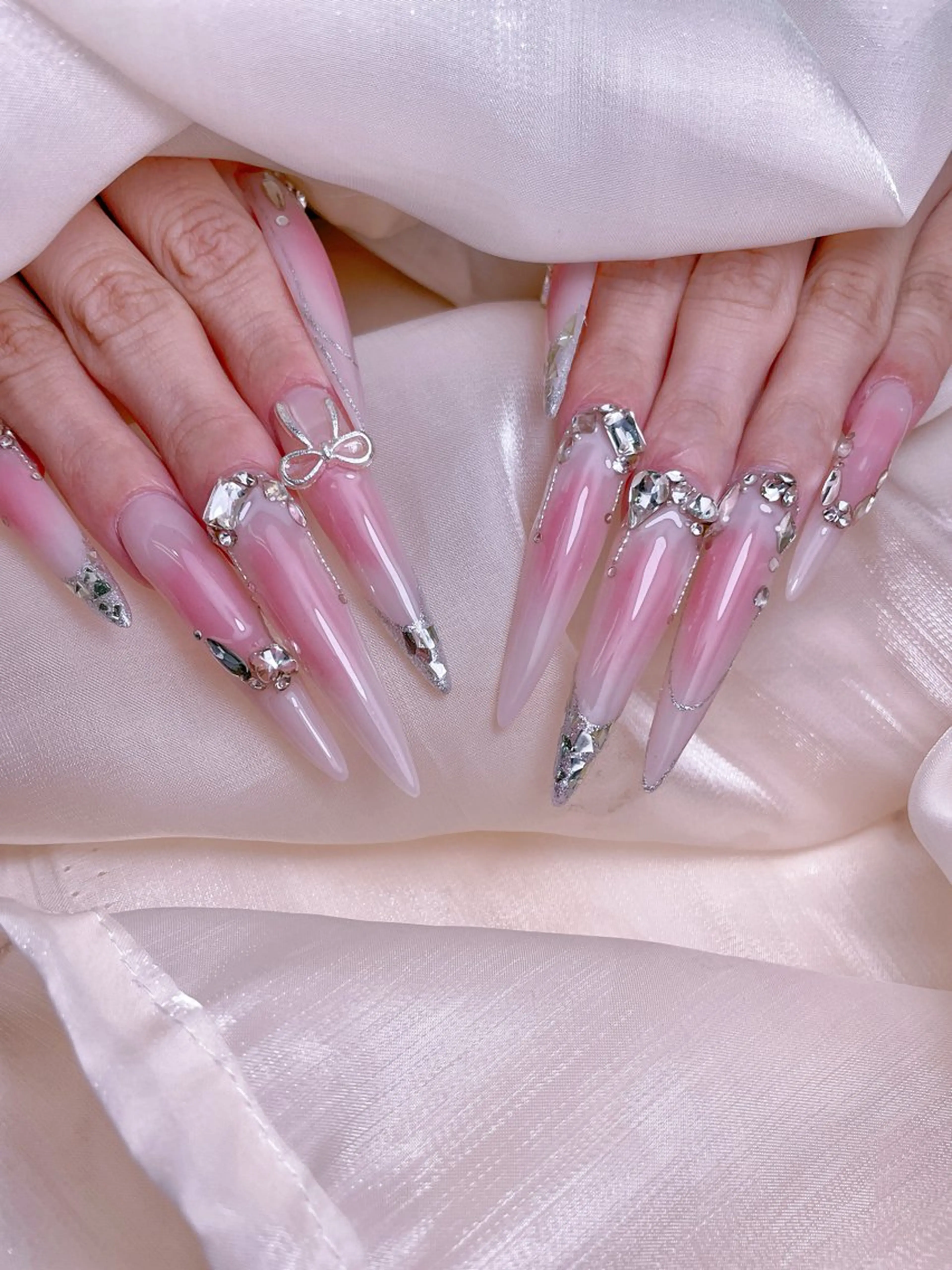 ネイル チークネイル ガーリー キラキラネイル 韓国ネイル リボン ハンドネイル princess スカルプ専門店のネイルデザイン