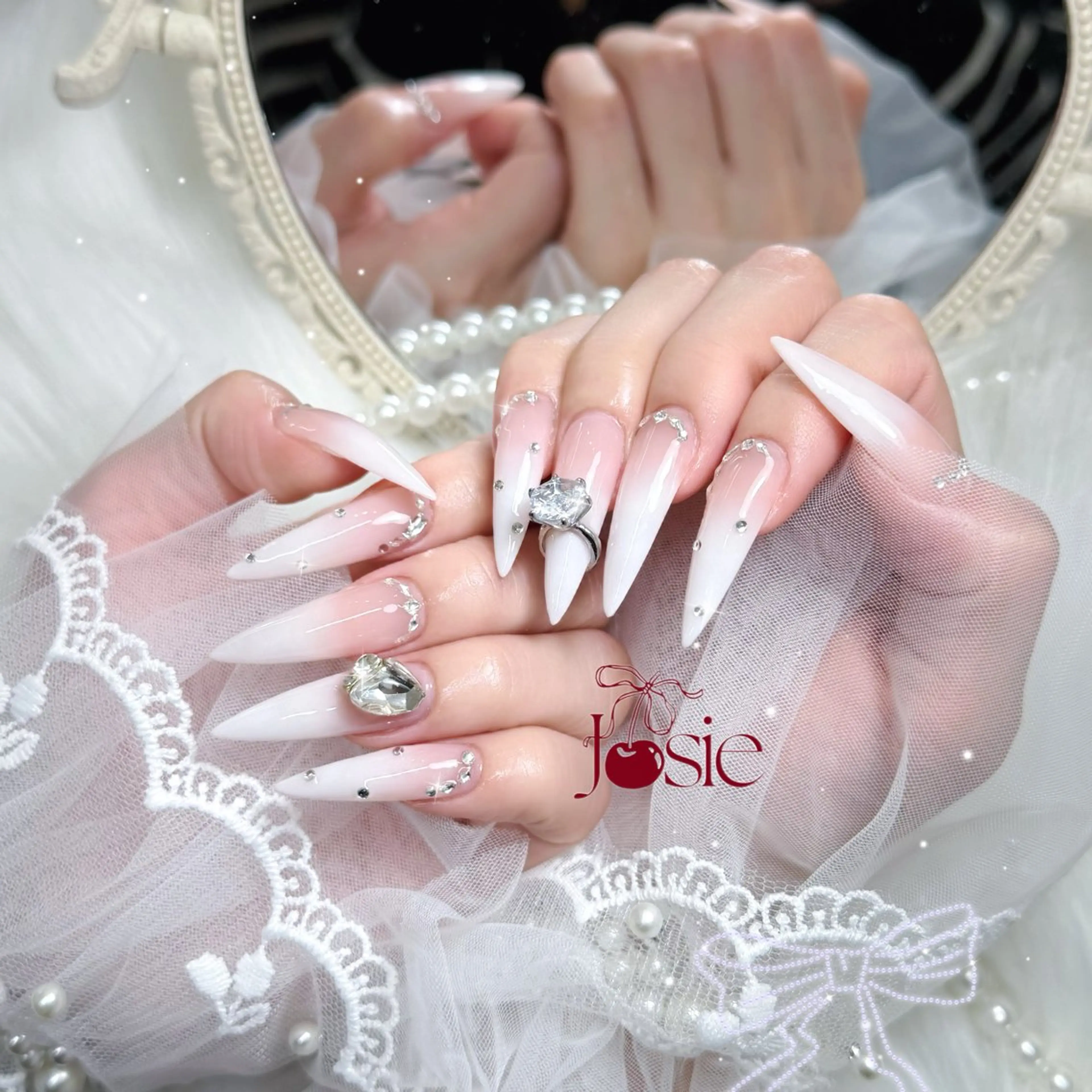 ネイル キラキラネイル 韓国ネイル ロングネイル ワンホンネイル ハンドネイル Josie nail salonのネイルデザイン