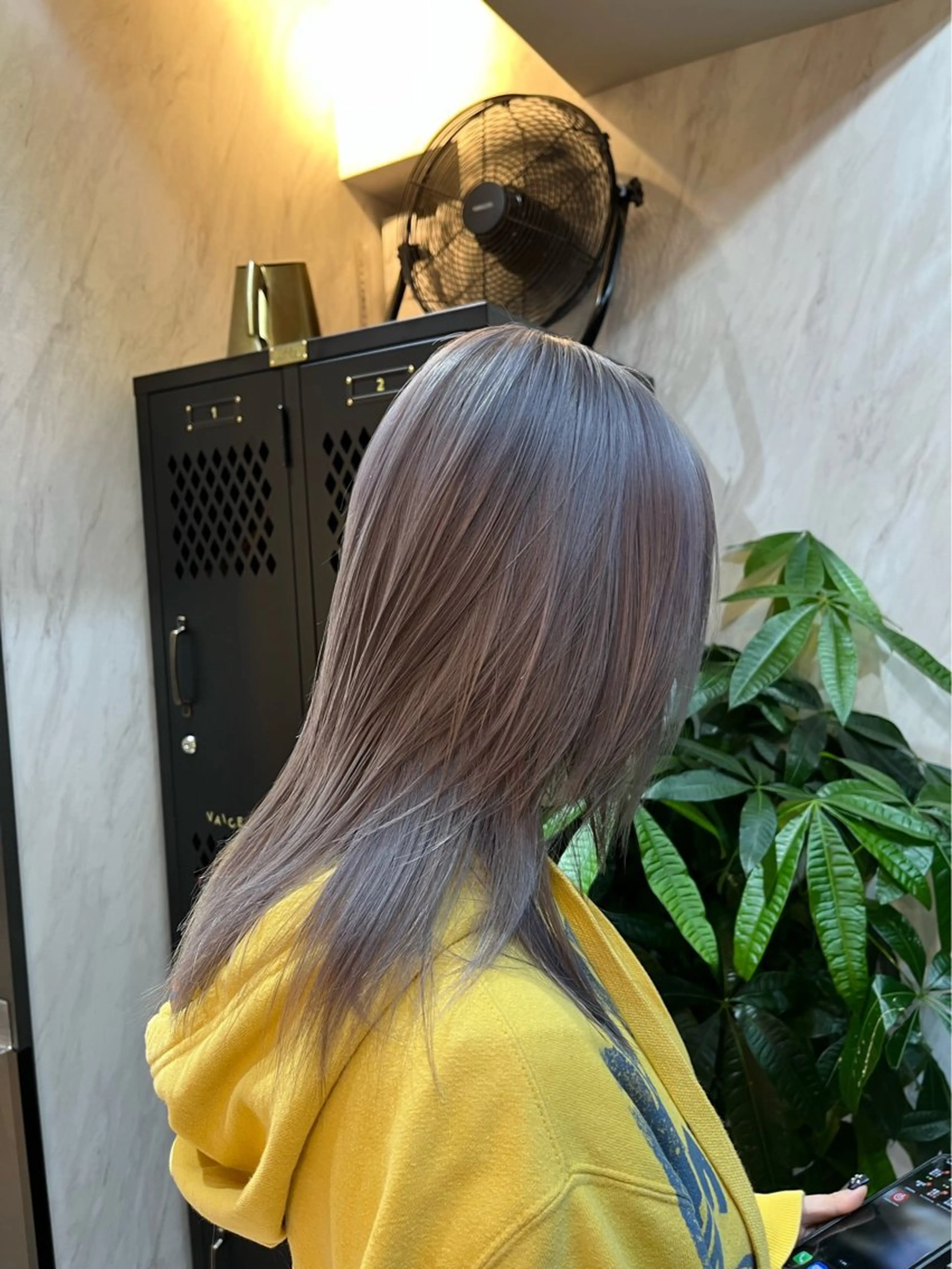ミディアム カラー シルバー 似合わせカット 🤍ヒナタのヘアスタイル