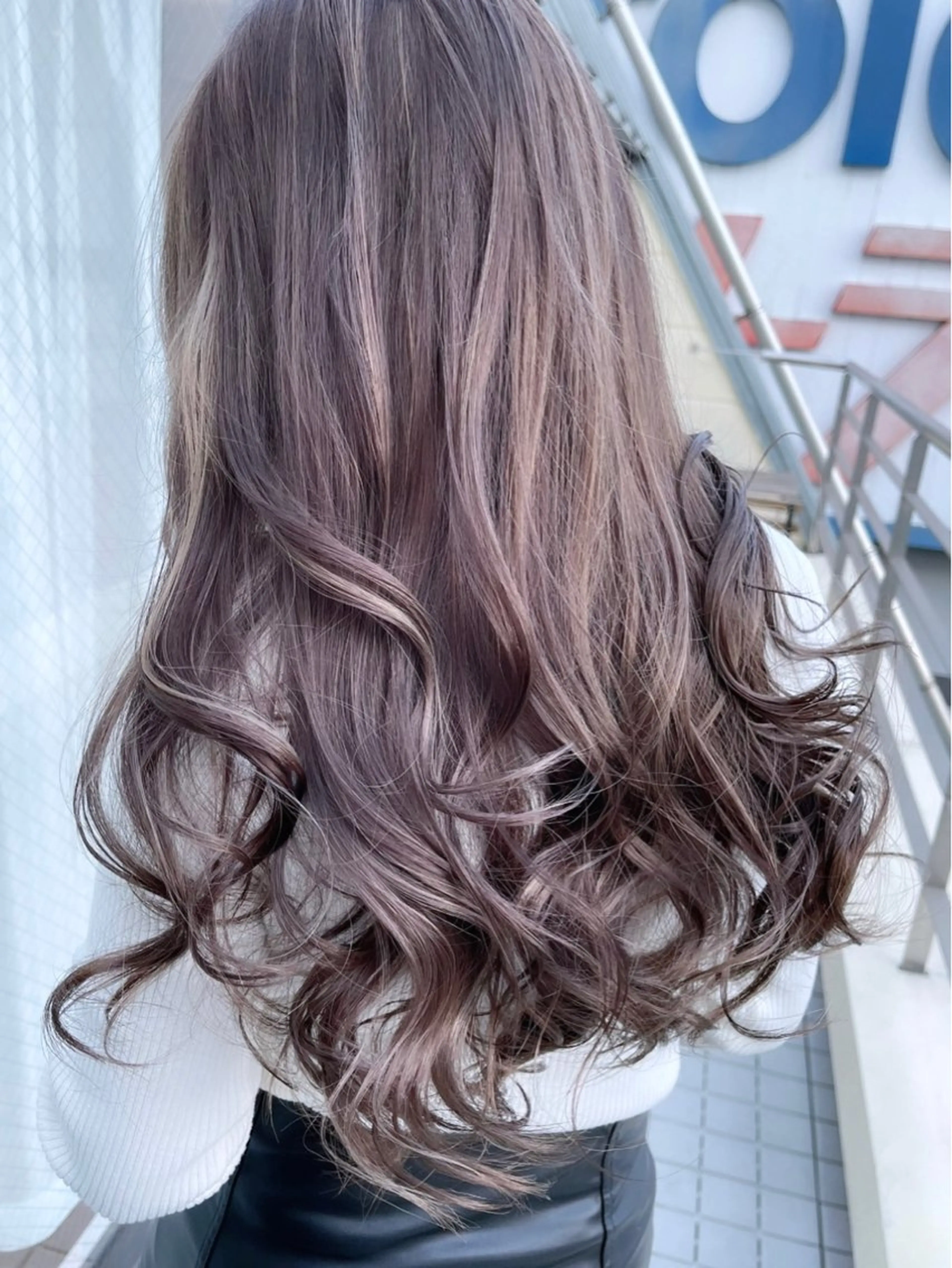 ロング カラー ヘアアレンジ ブリーチ ケアブリーチ ダブルカラー イヤリングカラー ハイトーンカラー ヘアカラー トリートメント 髪質改善/レイヤー 縮毛矯正/ケラチン耀のヘアスタイル