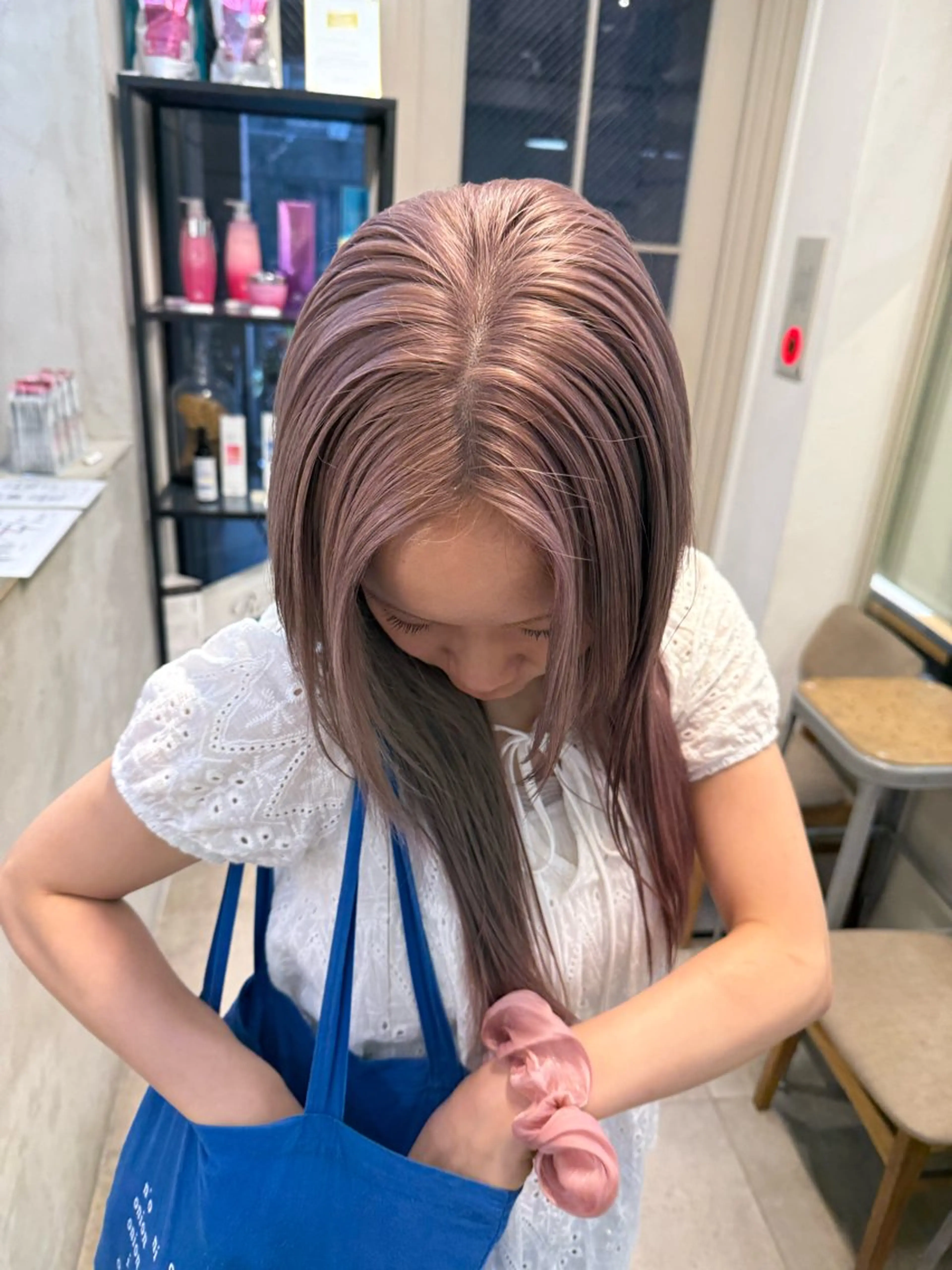 ロング カラー ミルクティー× グレージュMOMOのヘアスタイル