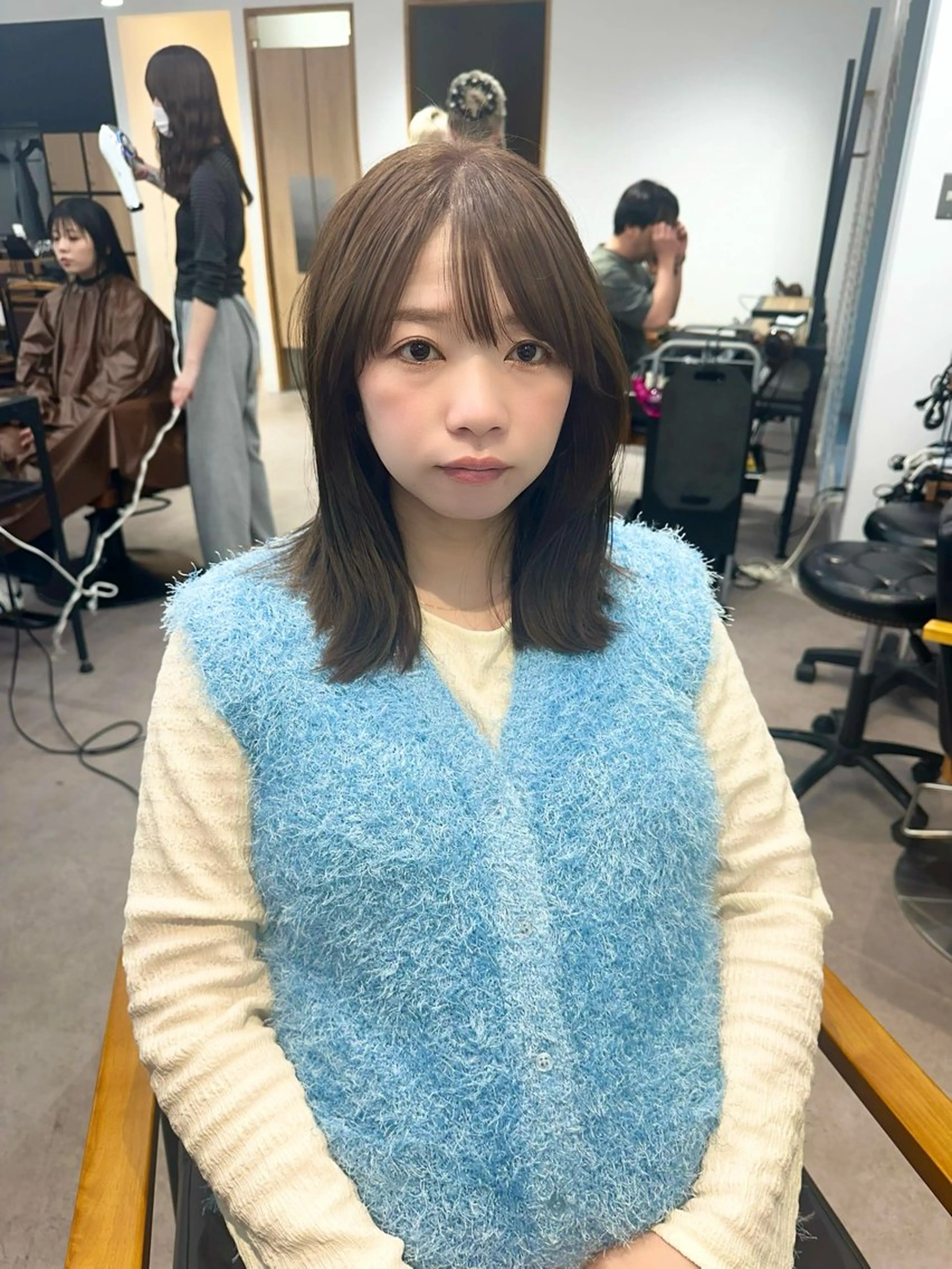 ミディアム カラー パーマ ヘアアレンジ メンズ キッズ カット ヘアカラー レイヤーカット／顔周 りカット/縮毛矯正のヘアスタイル