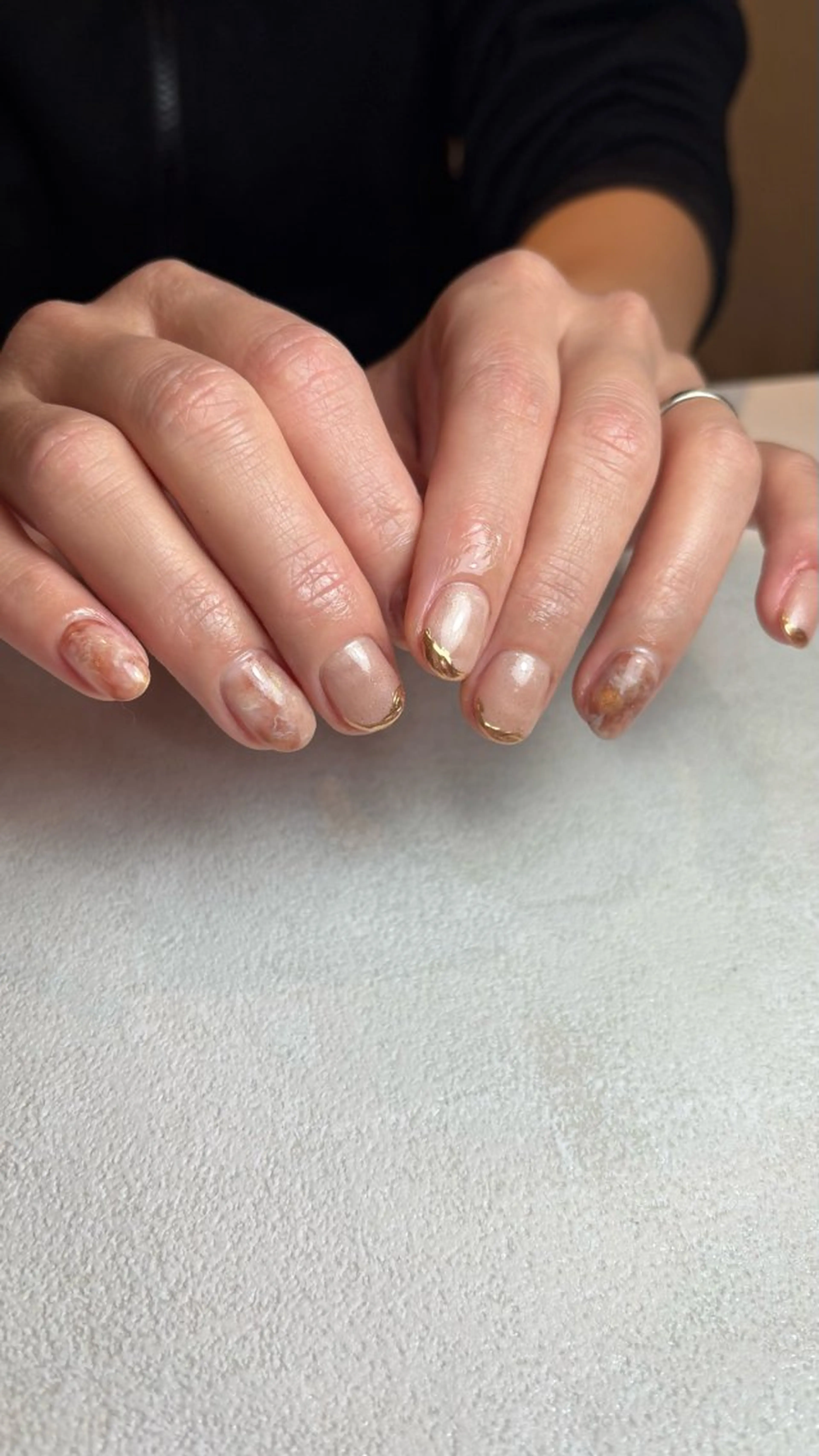 ネイル ブラウン ジェルネイル ラメ(グリッター) ニュアンスネイル ホワイト ハンドネイル 山田 美羽のネイルデザイン