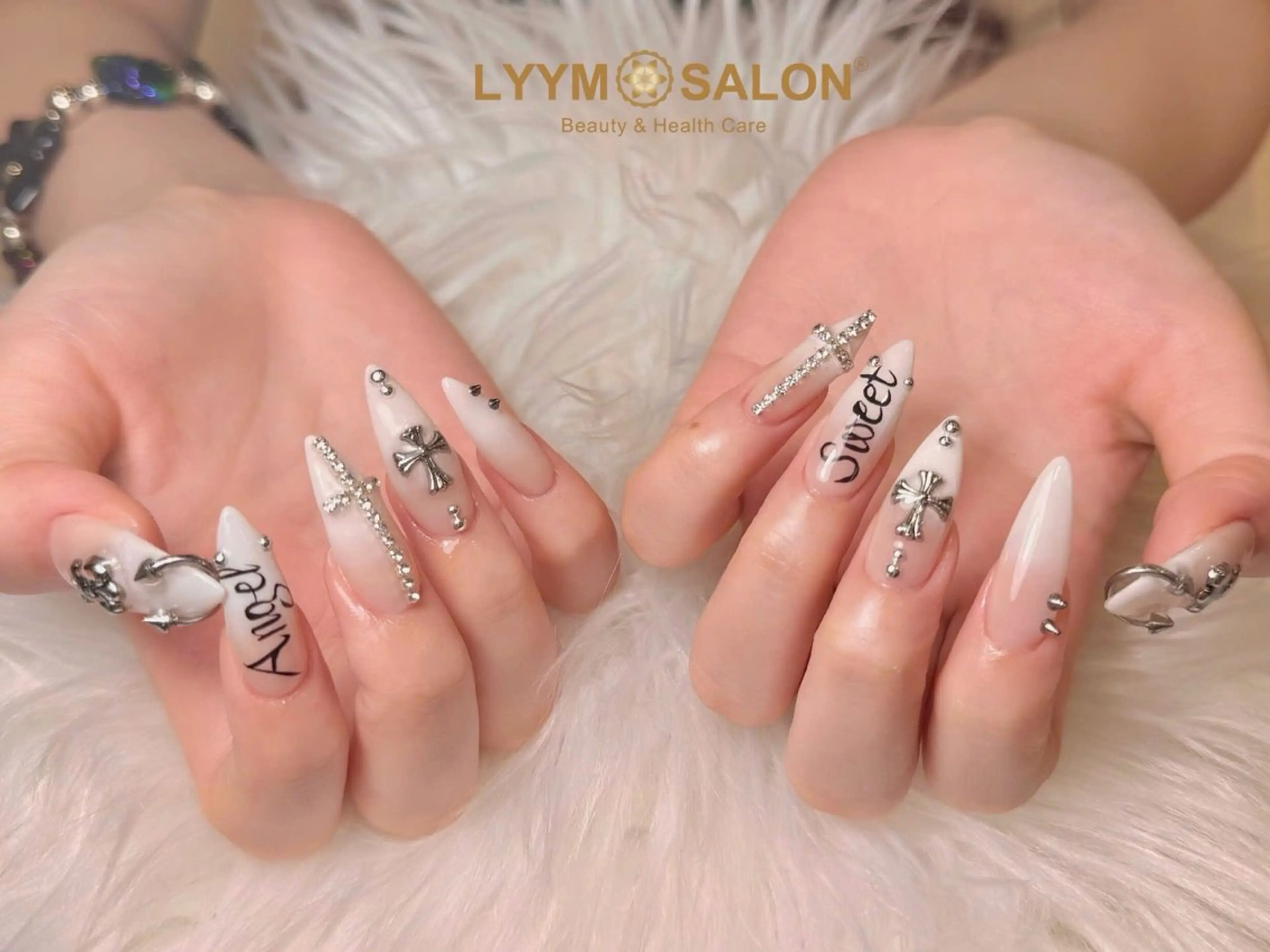 ネイル キラキラネイル 韓国ネイル ロングネイル ワンホンネイル ホワイト ハンドネイル LYYM Salonのネイルデザイン