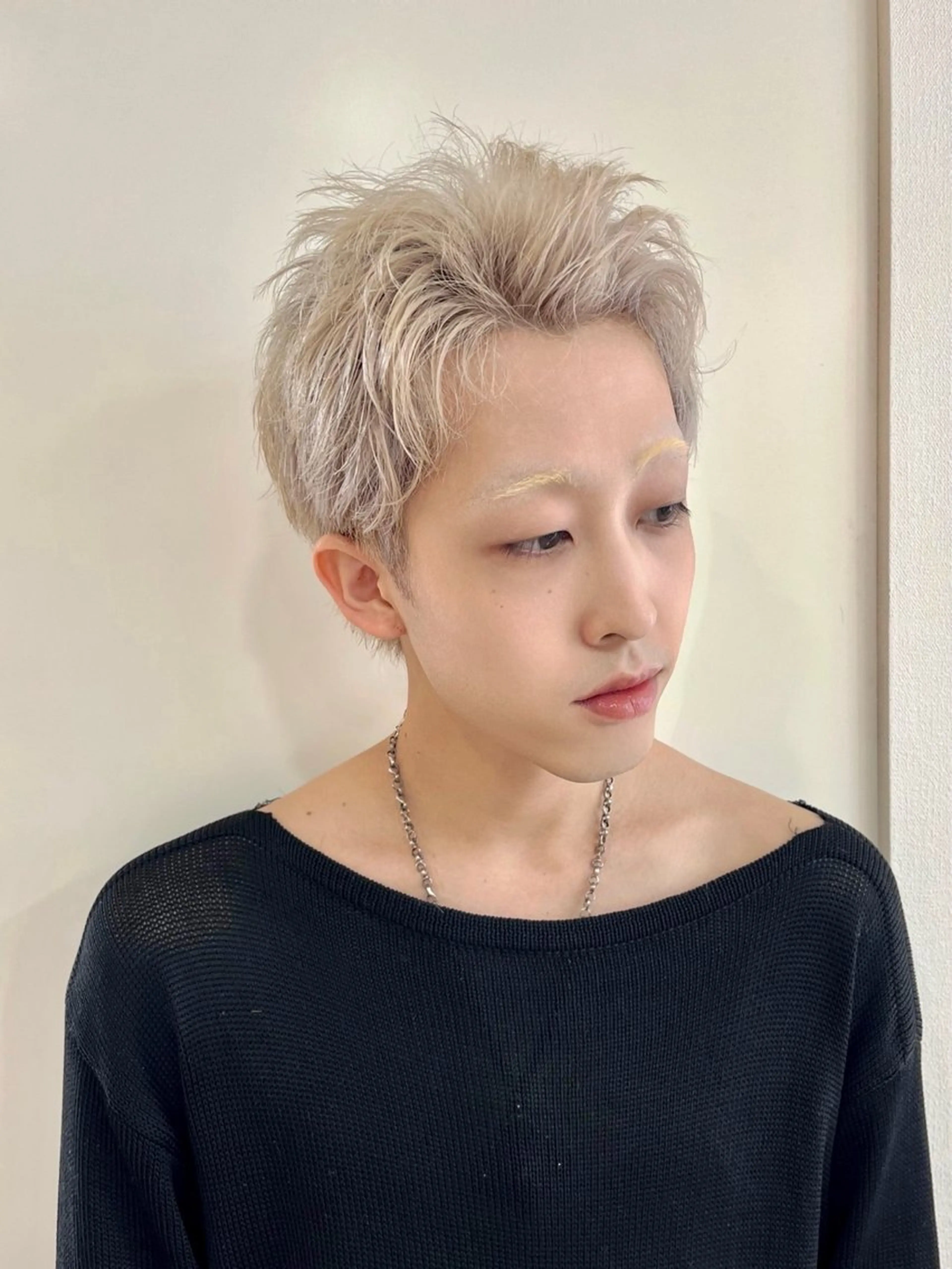 ショート カラー メンズ メンズブリーチ メンズショート ベージュカラー ブリーチ ホワイトベージュ ヘアカラー 派手髪デザインカラー ヒロカのヘアスタイル