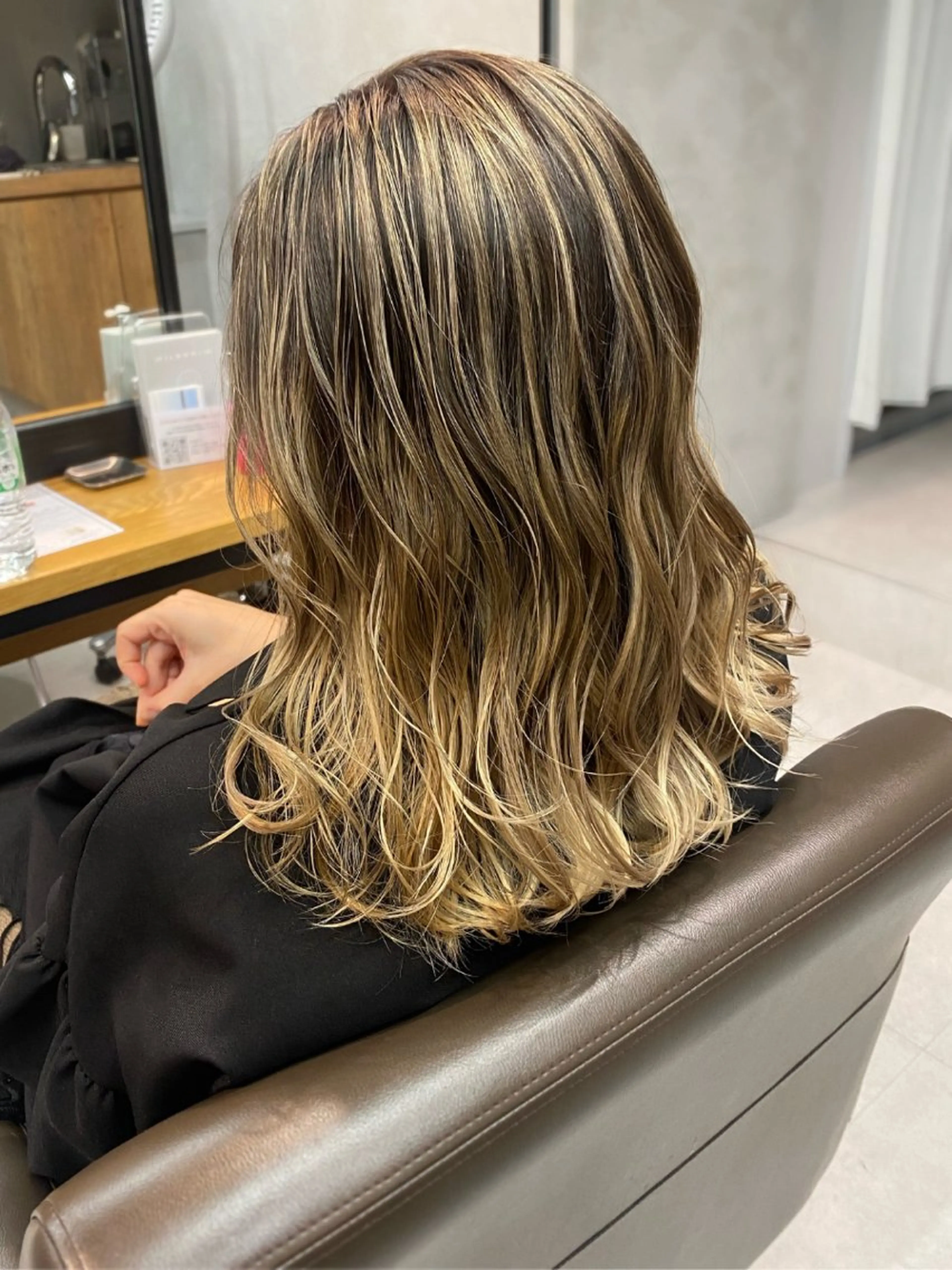 ミディアム カラー バレイヤージュ ベージュカラー ブリーチ ブロンド ケアブリーチ ヘアカラー トリートメント お悩み解決美容師🦚 片山/銀座/有楽町のヘアスタイル