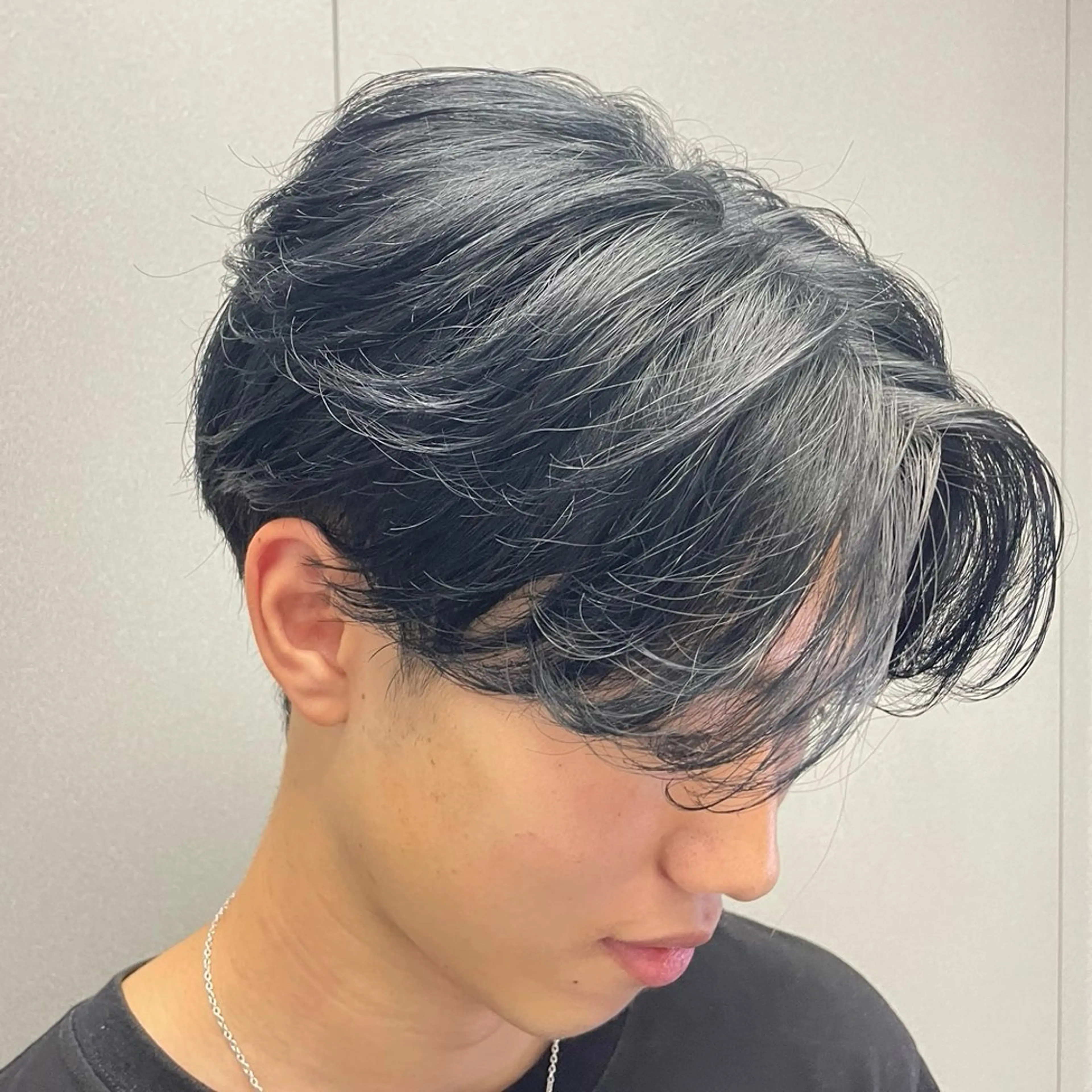 ミディアム カラー ヘアアレンジ メンズ 黒髪 ブルーカラー ブルーブラック fifth 石川 凪のヘアスタイル