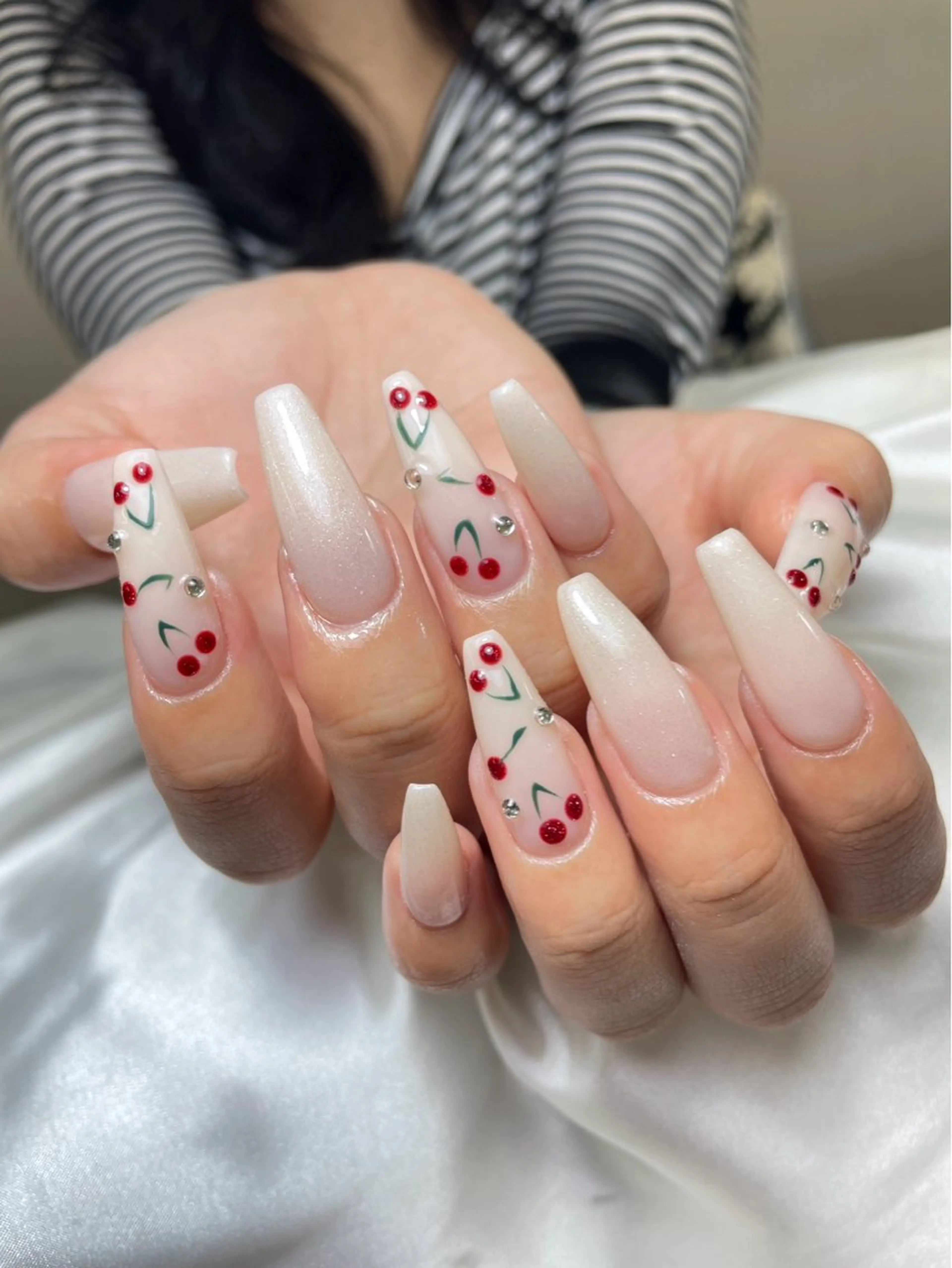 ネイル チークネイル 長さ出し フットネイル ジェルネイル 卒業式 𝓐𝓷𝓻𝓲 XiinhNailのネイルデザイン