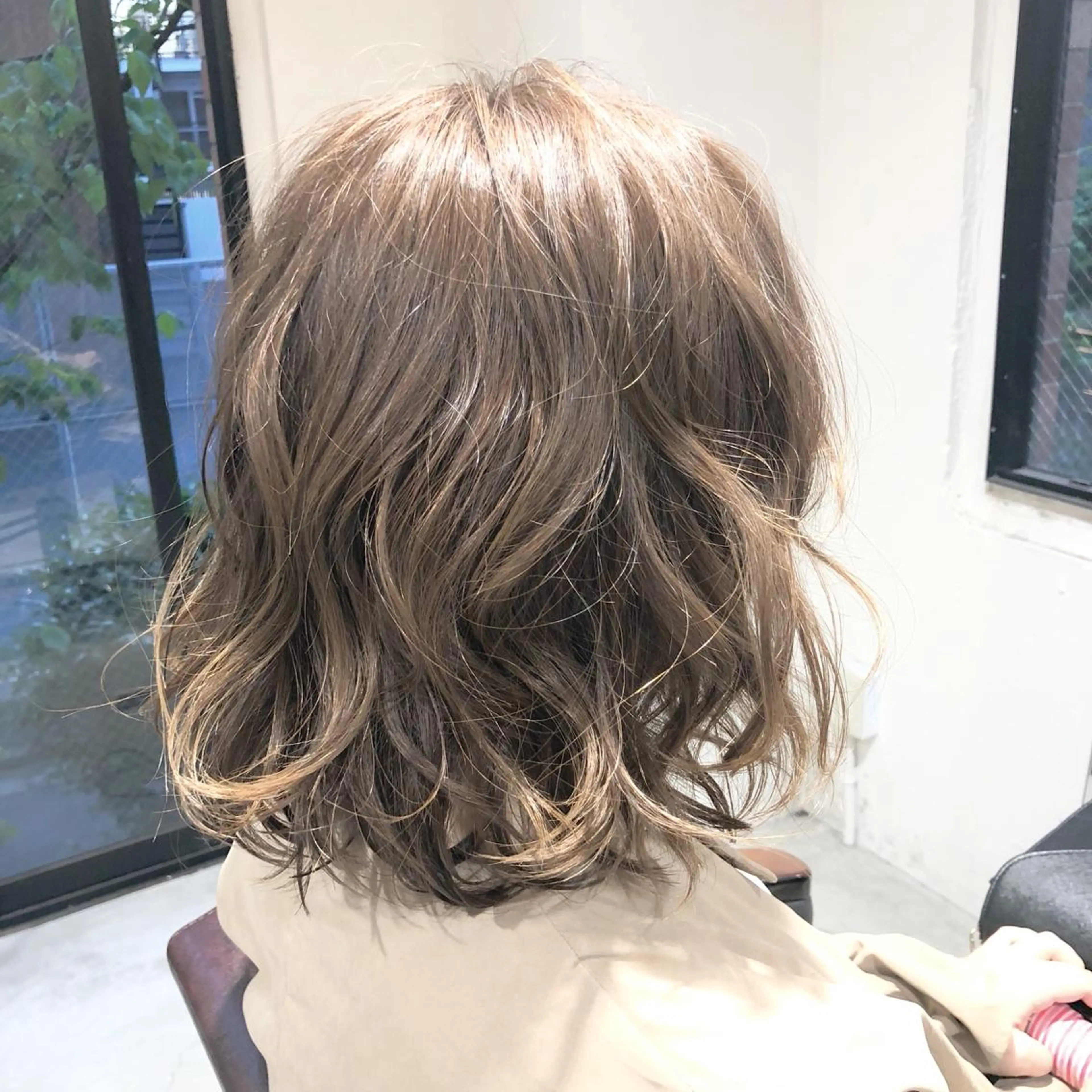 ミディアム カラー ベージュカラー ブリーチ 前濱 ノゾミのヘアスタイル