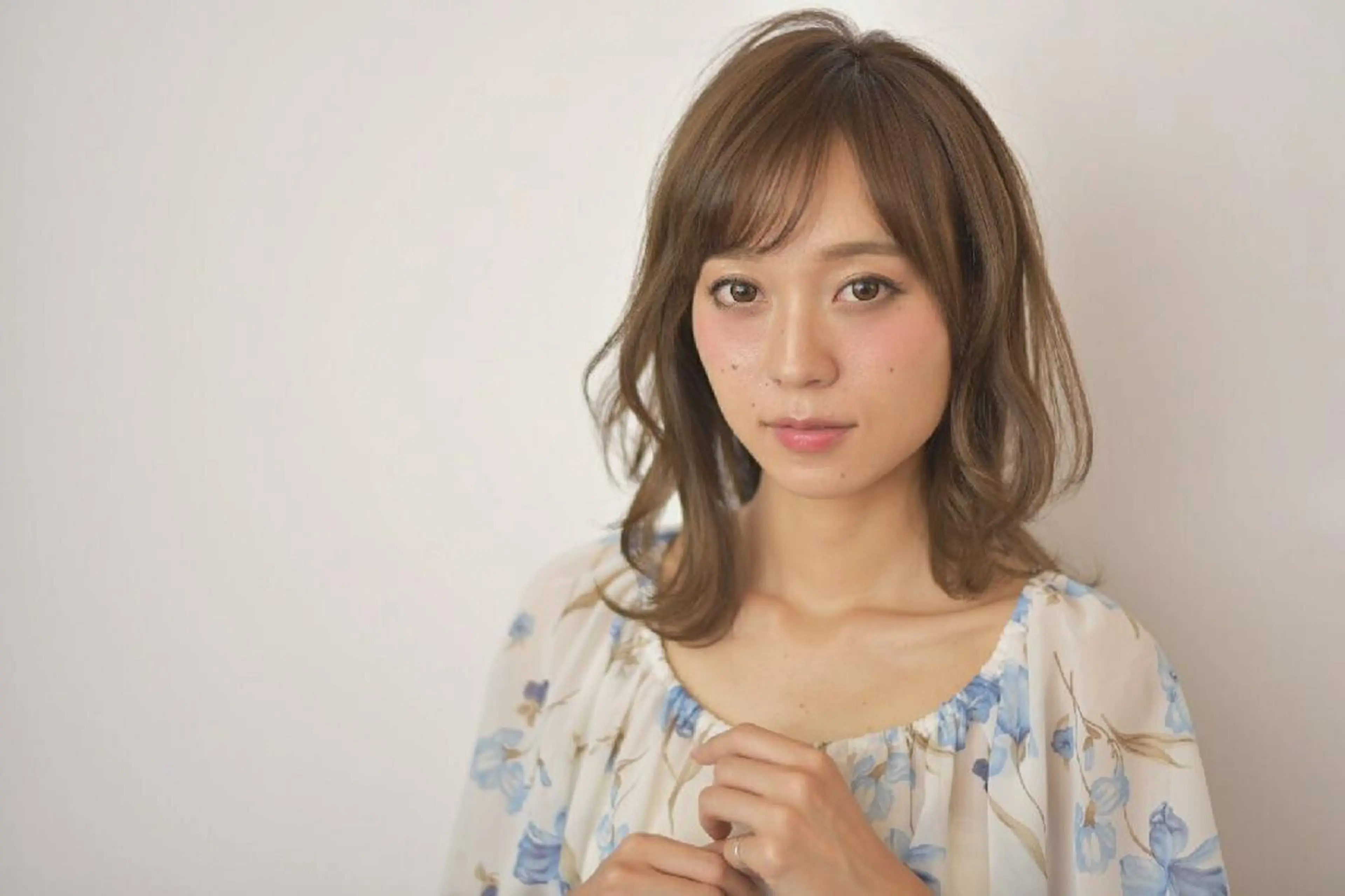 セミロング カラー 外ハネヘア 西岡 翼のヘアスタイル