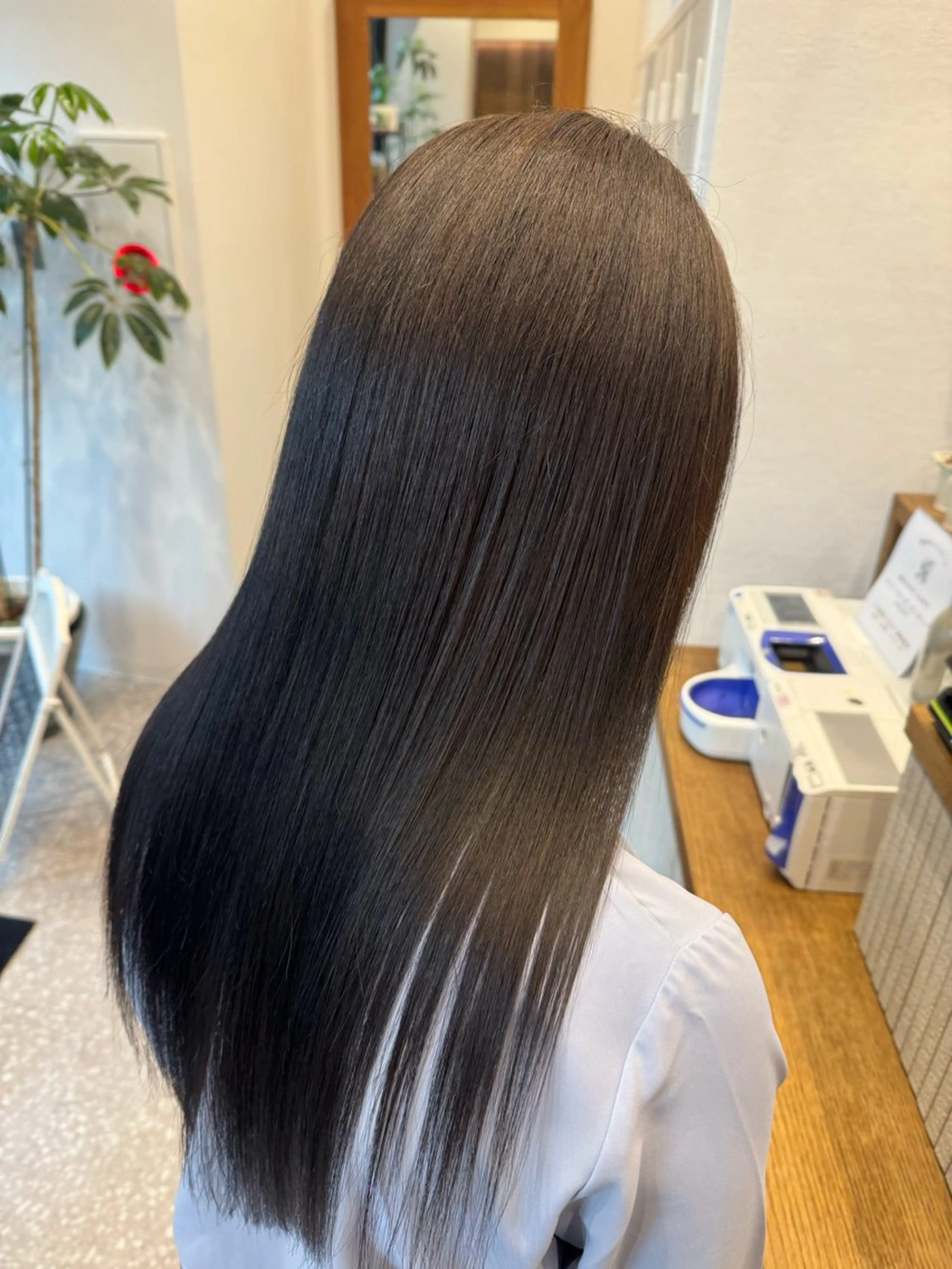 ロング 髪質改善 トリートメント カット 縮毛矯正 トリートメント 荒木 理緒のヘアスタイル