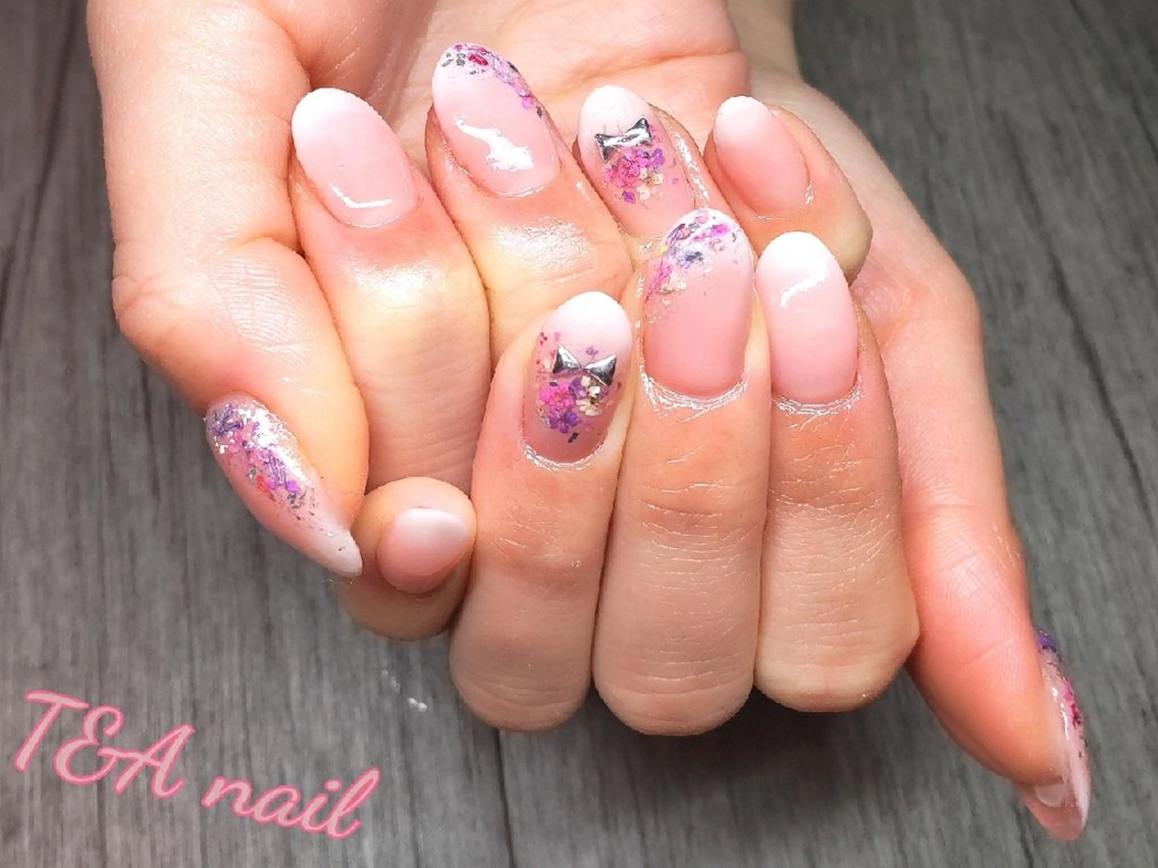 ミディアム ネイル ジェルネイル グラデーション ニュアンスネイル スカルプネイル 春ネイル ハンドネイル T&A nailのネイルデザイン