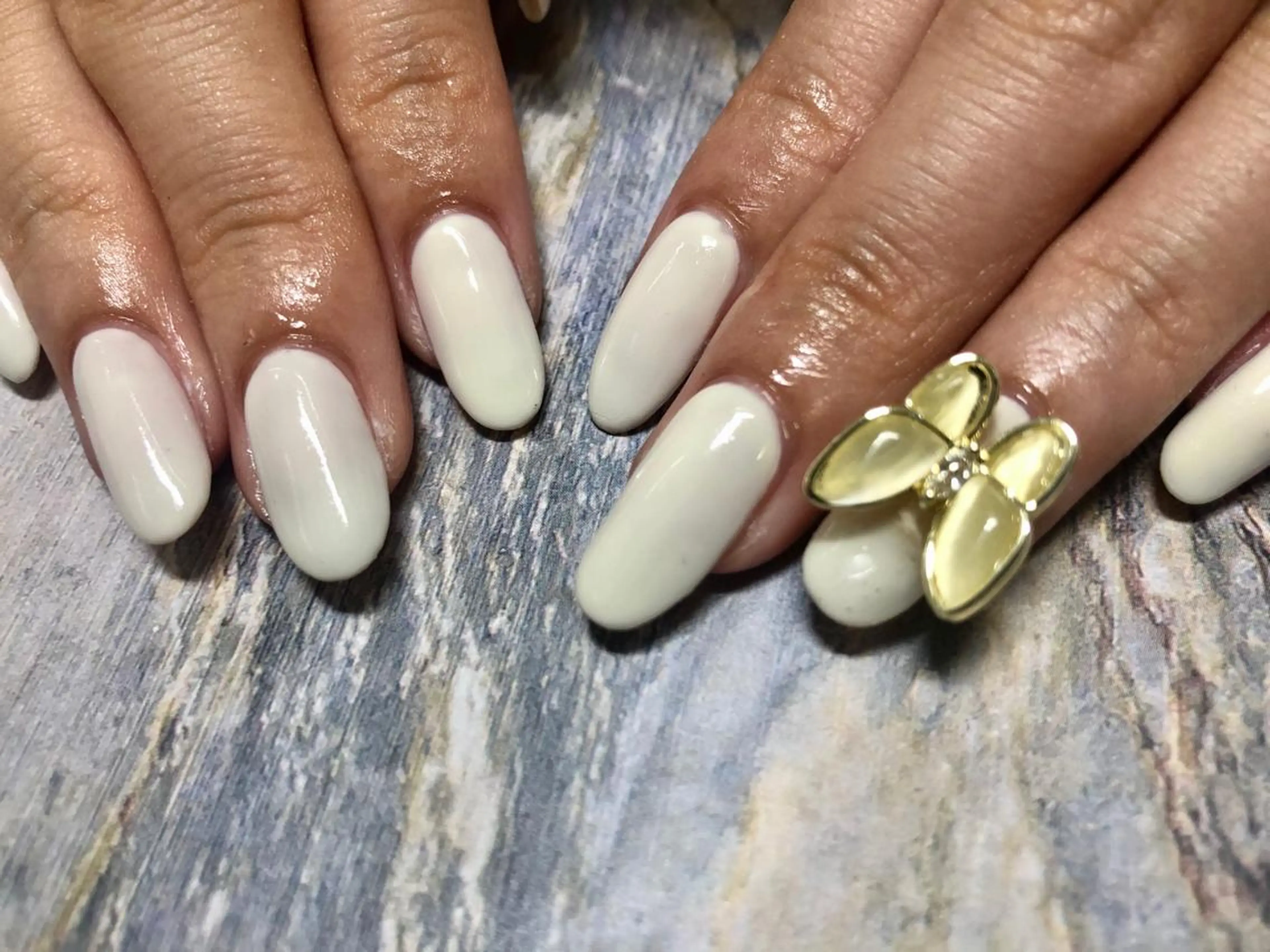 ネイル ホワイト ハンドネイル mogunail &blowのネイルデザイン