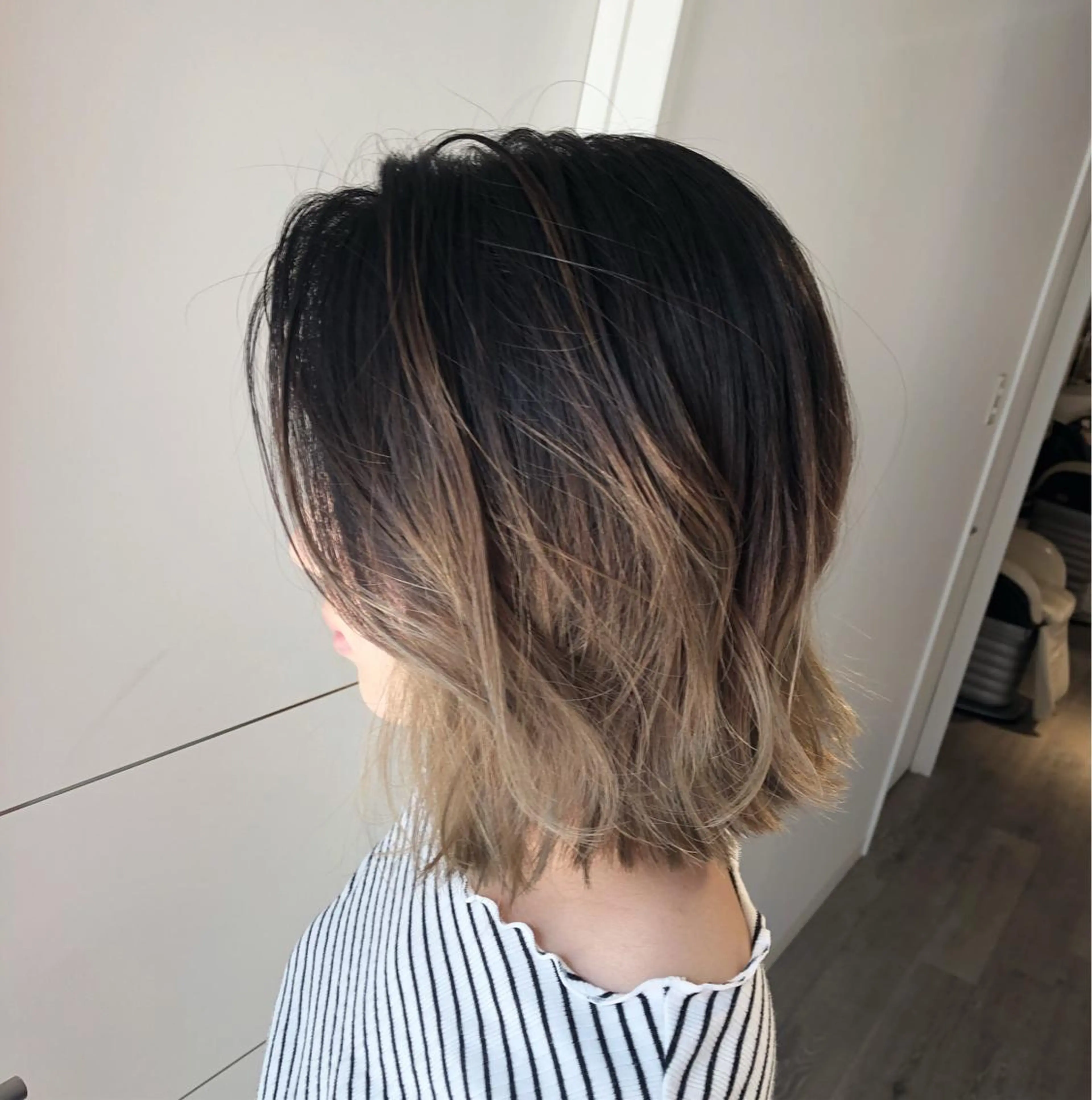 ショート カラー ベージュカラー グラデーションカラー ボブ 外ハネヘア カット ヘアカラー Le/a谷町 野上幹太のヘアスタイル