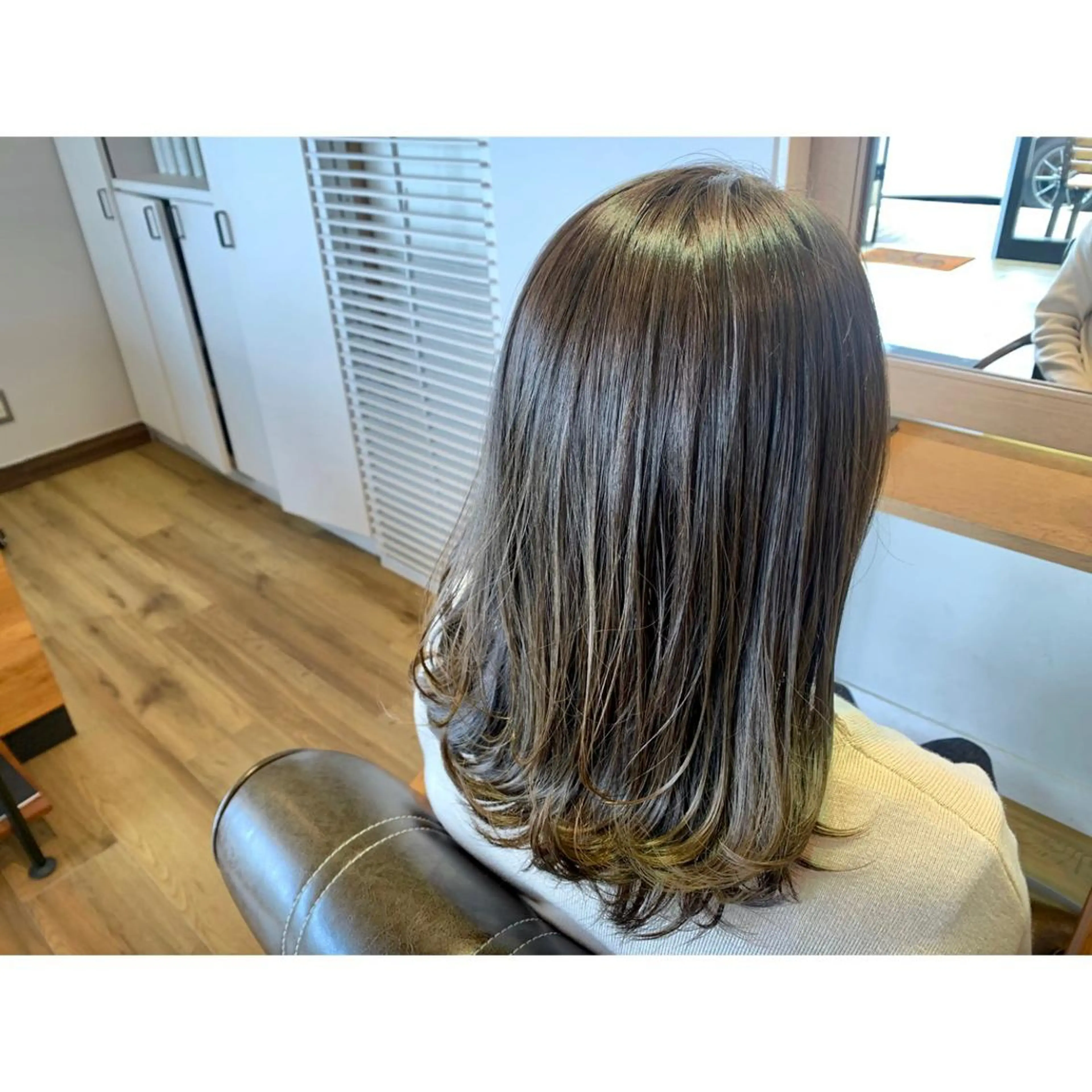 ロング カラー グレージュ オリーブグレージュ オリーブグレー ヘアカラー トリートメント ツキダテ ユイのヘアスタイル