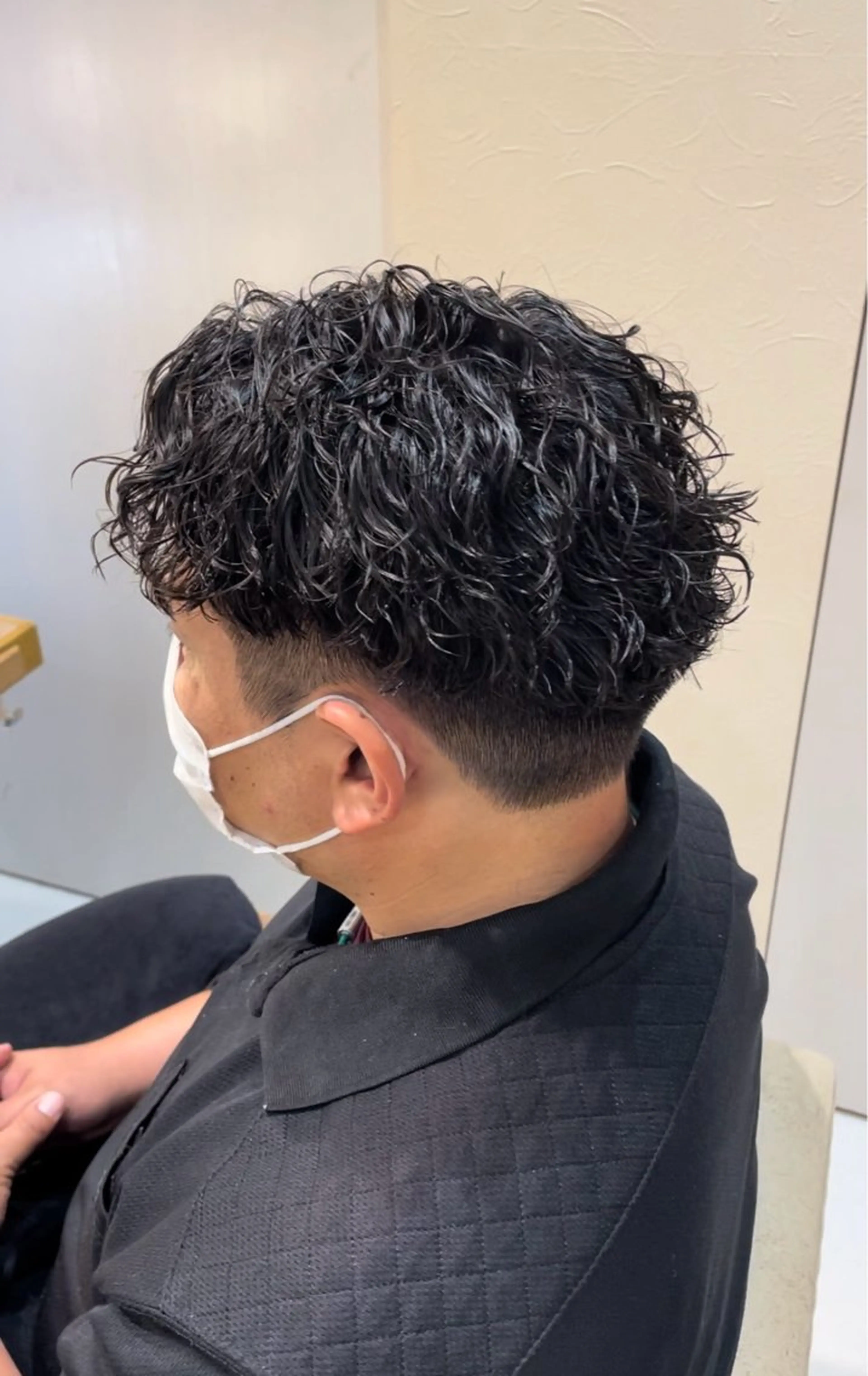 ミディアム パーマ メンズ ミディアムパーマ ダウンパーマ メンズパーマ 学生(メンズ向け) ツイストスパイラルパーマ 本厚木|縮毛矯正/ 髪質改善/専門サロンのヘアスタイル