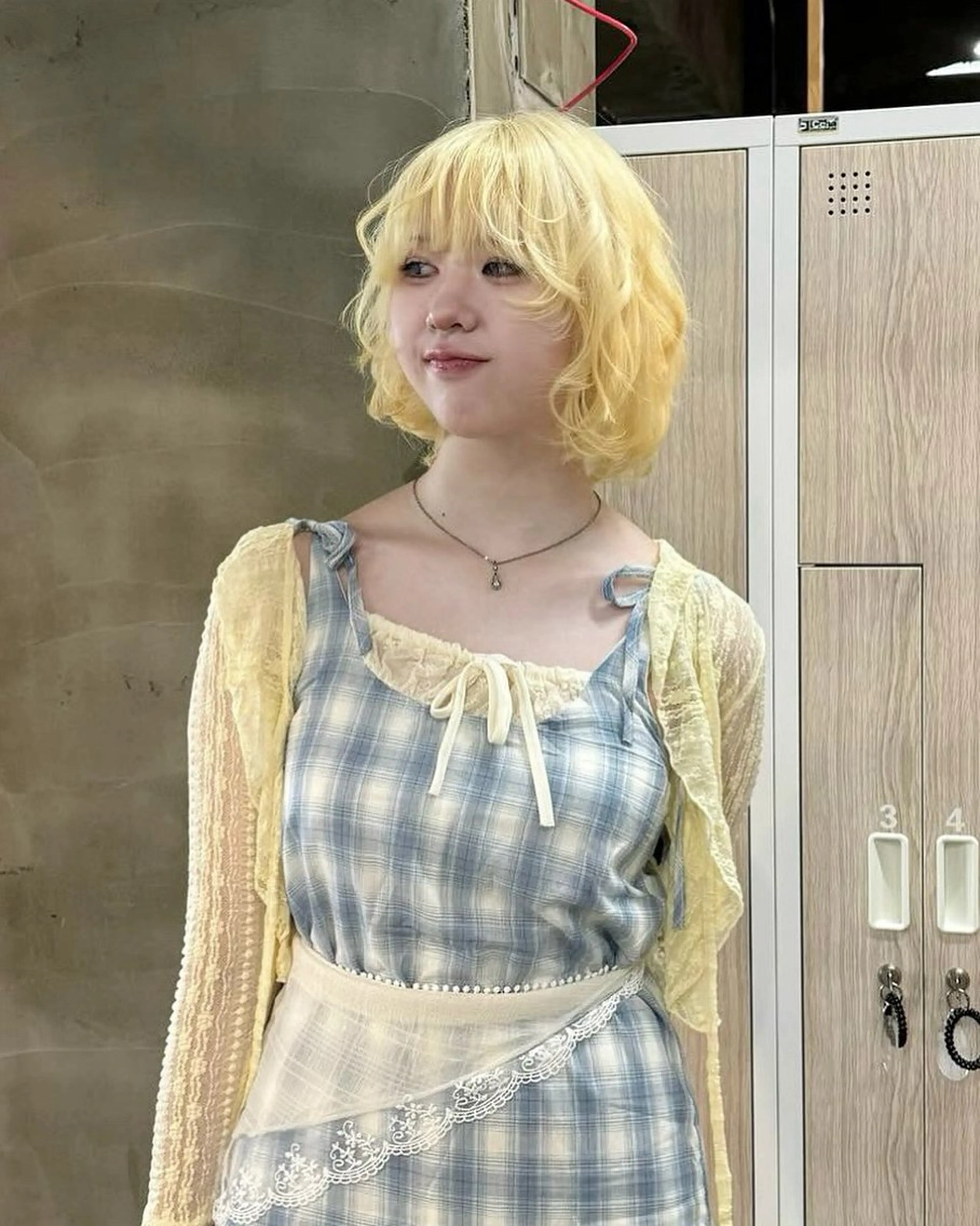 ミディアム 茜璃/ブリーチカラー /レイヤーカットのヘアスタイル