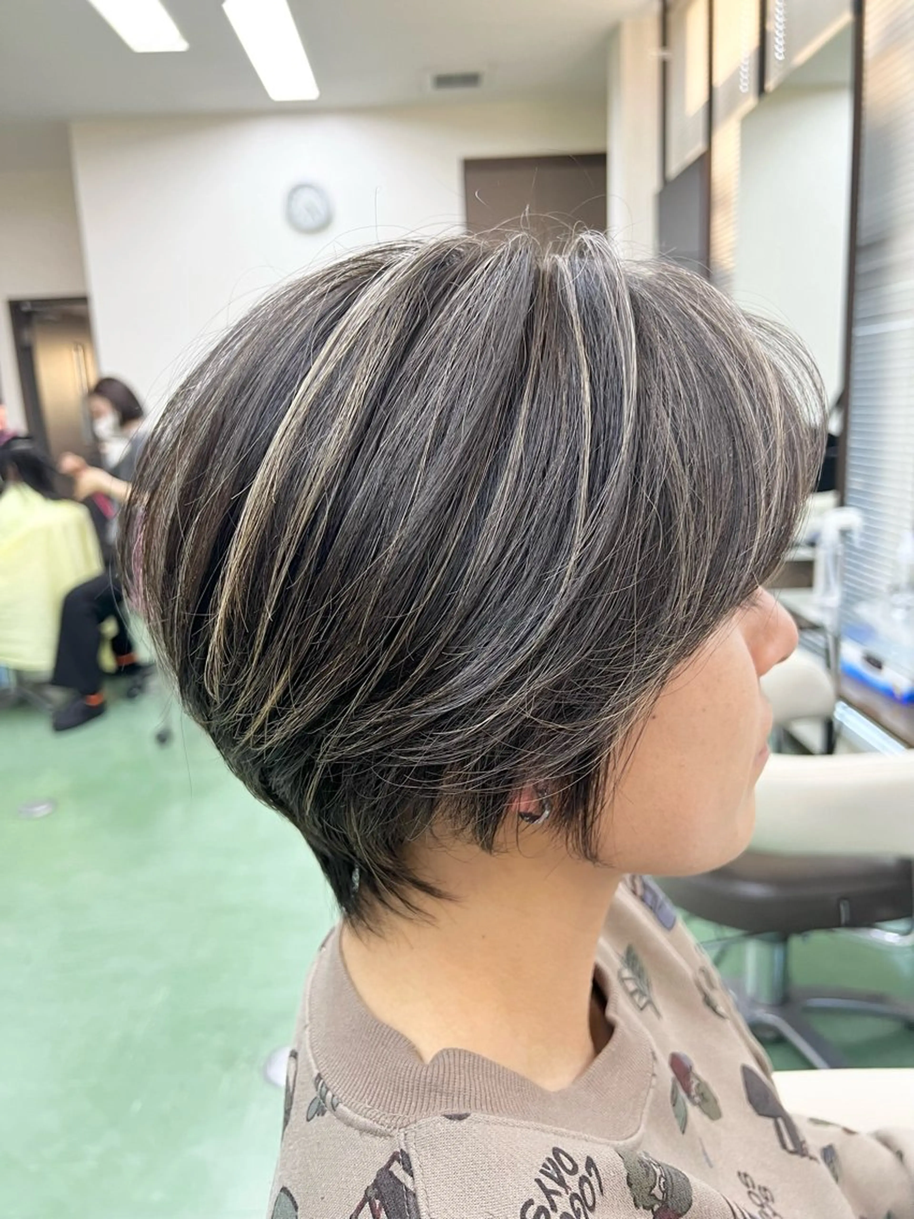 ショート カラー ショートボブ ハイライトカラー メッシュ ボブ ハイライト カット 甲田 豪徳のヘアスタイル