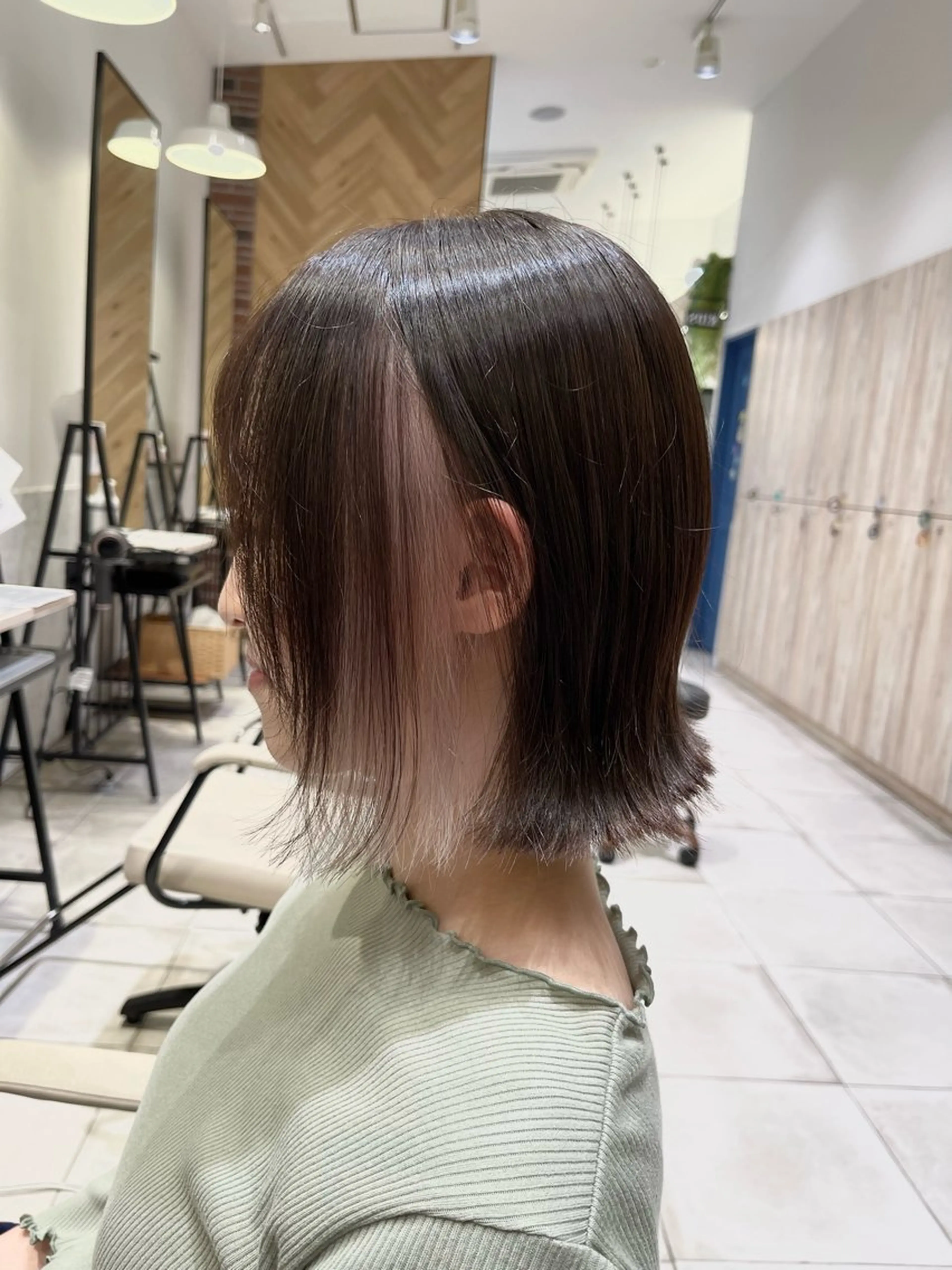 ミディアム カラー イヤリングカラー ヘアカラー 吉原葵/ハイトーン /インナーカラーのヘアスタイル