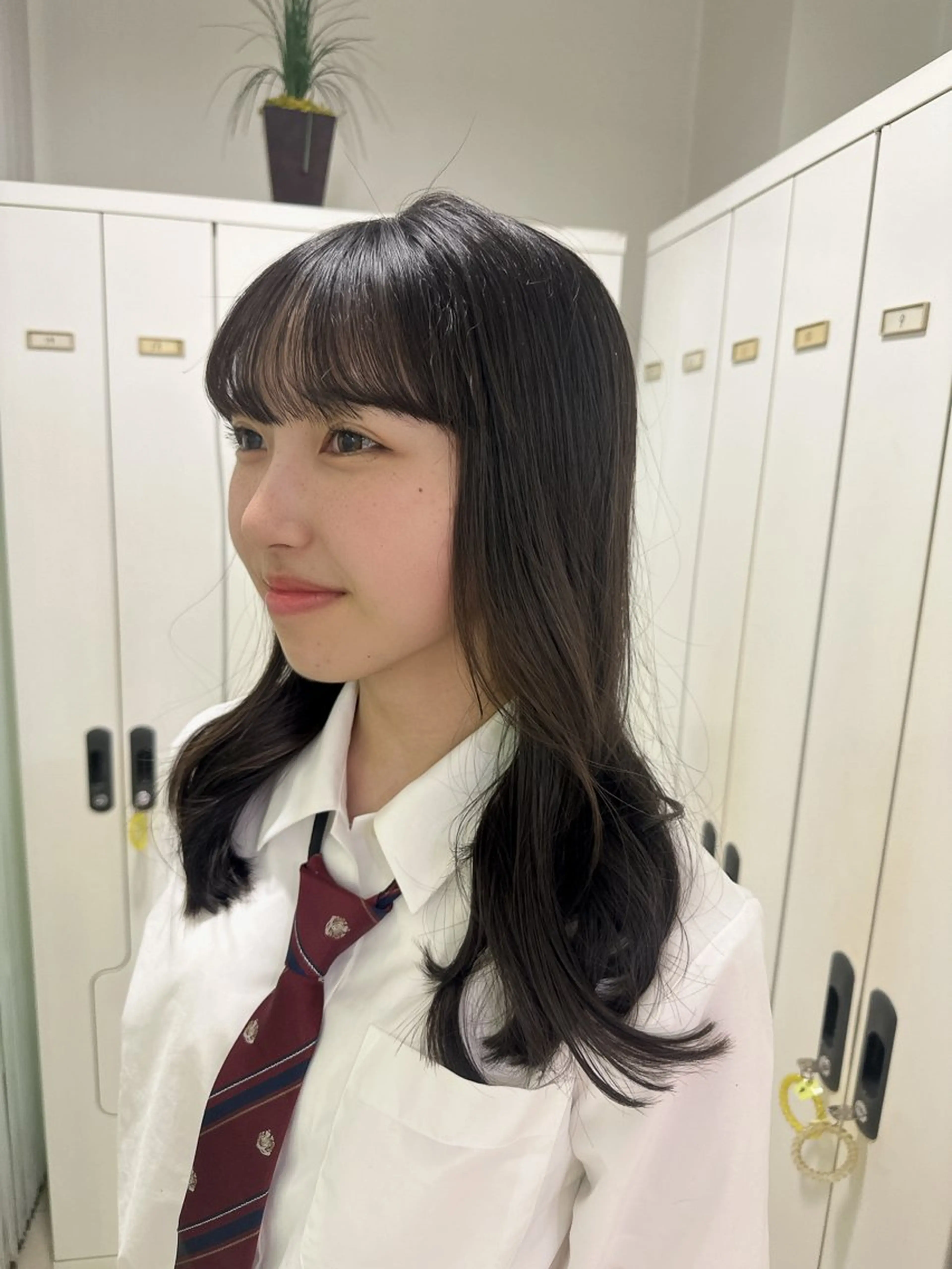 ロング 学生 韓国風ヘア レイヤー 艶々カラーのヘアスタイル