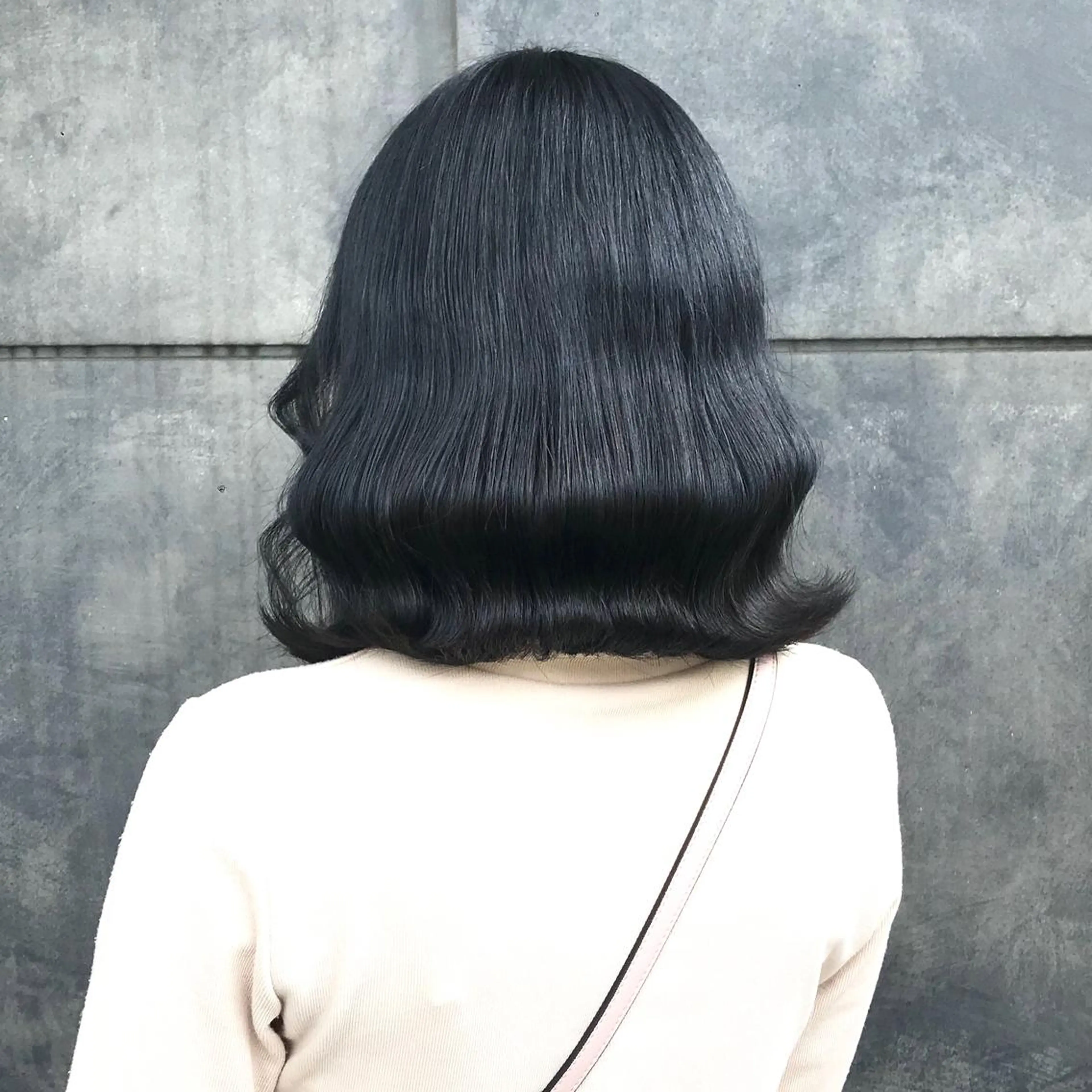 ミディアム カラー 黒髪 ブリーチ ブルーカラー ブルーブラック ブリーチなしカラー K-POP好き美容師 🇰🇷Kai.Yのヘアスタイル