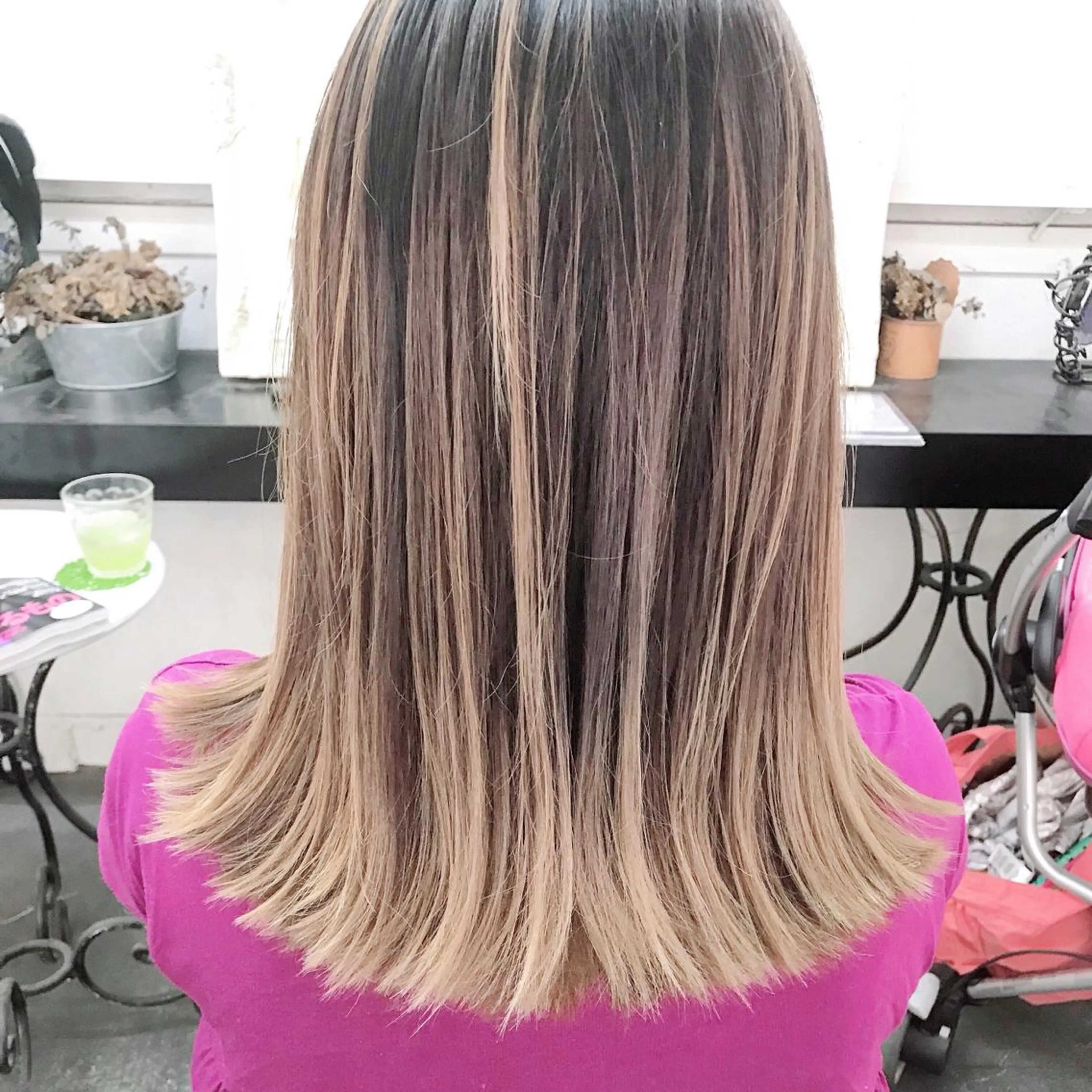 ミディアム カラー パーマ お団子ヘア 切りっぱなしボブ バレイヤージュ デザインカラー グラデーションカラー Mariana/ 鶴原-ハイライトのヘアスタイル