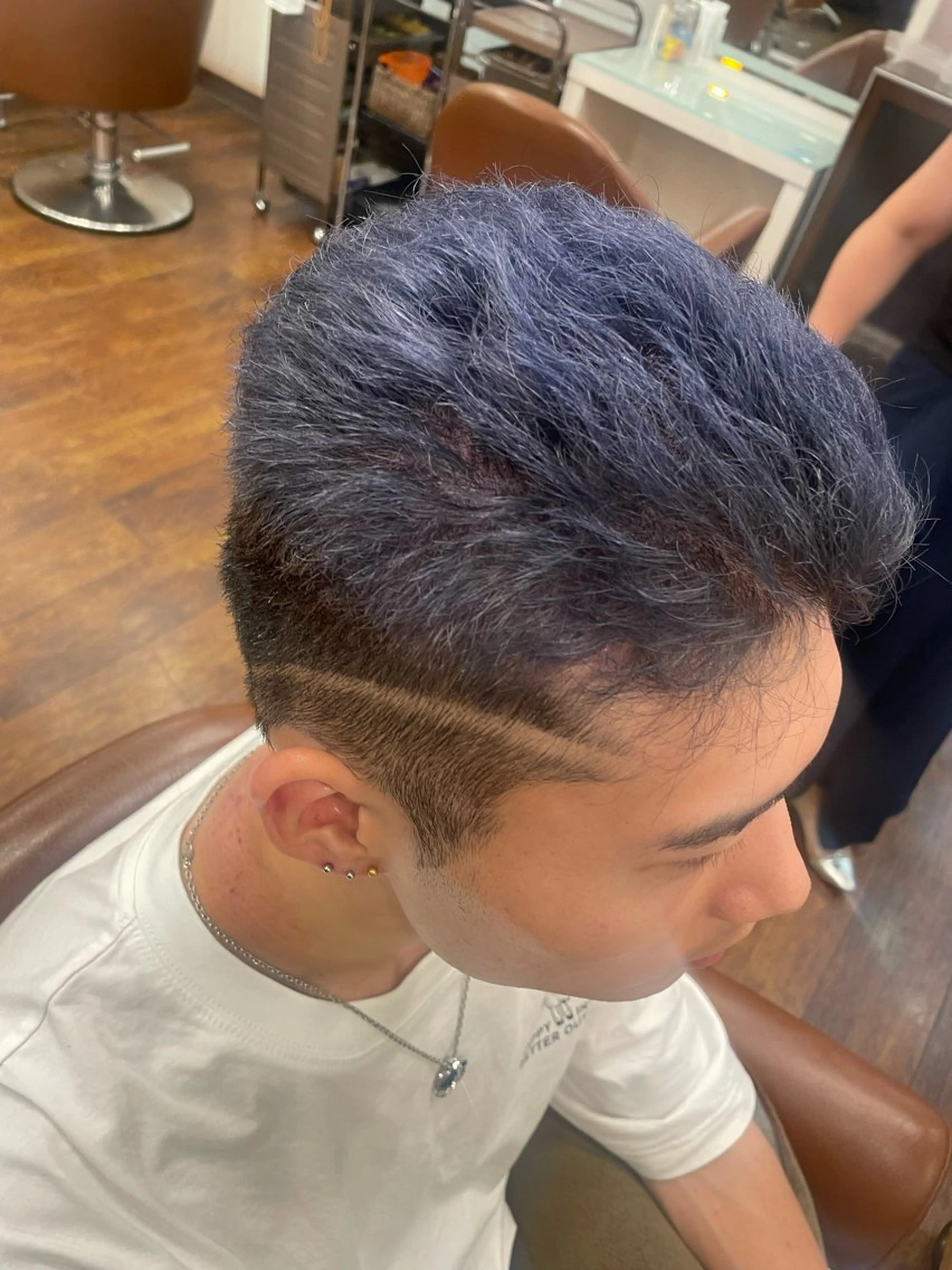 ショート カラー メンズ メンズブリーチ ブリーチ ブルーカラー ブルーパープル パープルカラー 井上 悠人のヘアスタイル