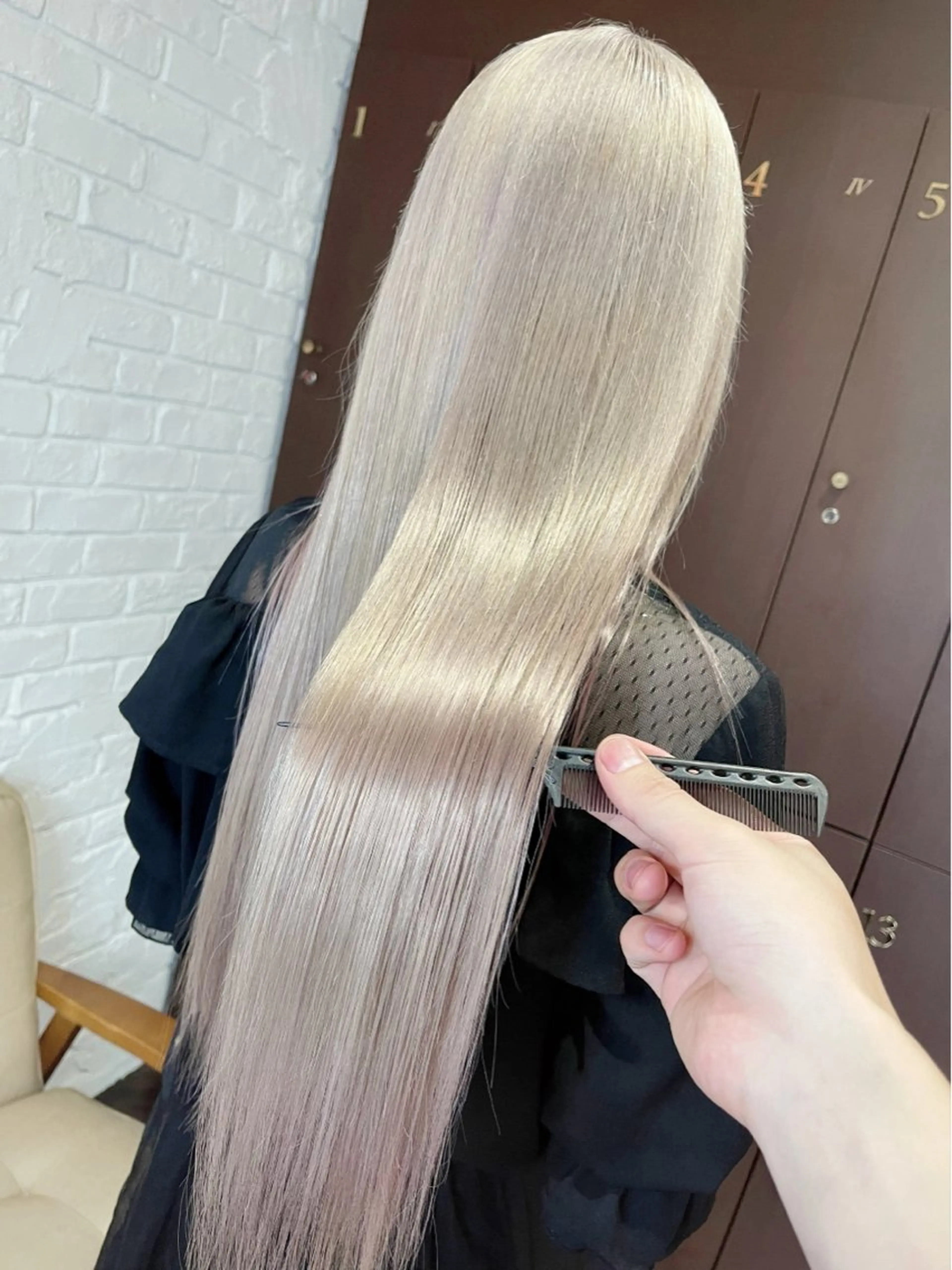 ロング カラー ヘアアレンジ ベージュカラー ブリーチ イヤリングカラー ハイトーンカラー ミルクティーベージュ カット ヘアカラー トリートメント 髪質改善/レイヤー 縮毛矯正/ケラチン耀のヘアスタイル