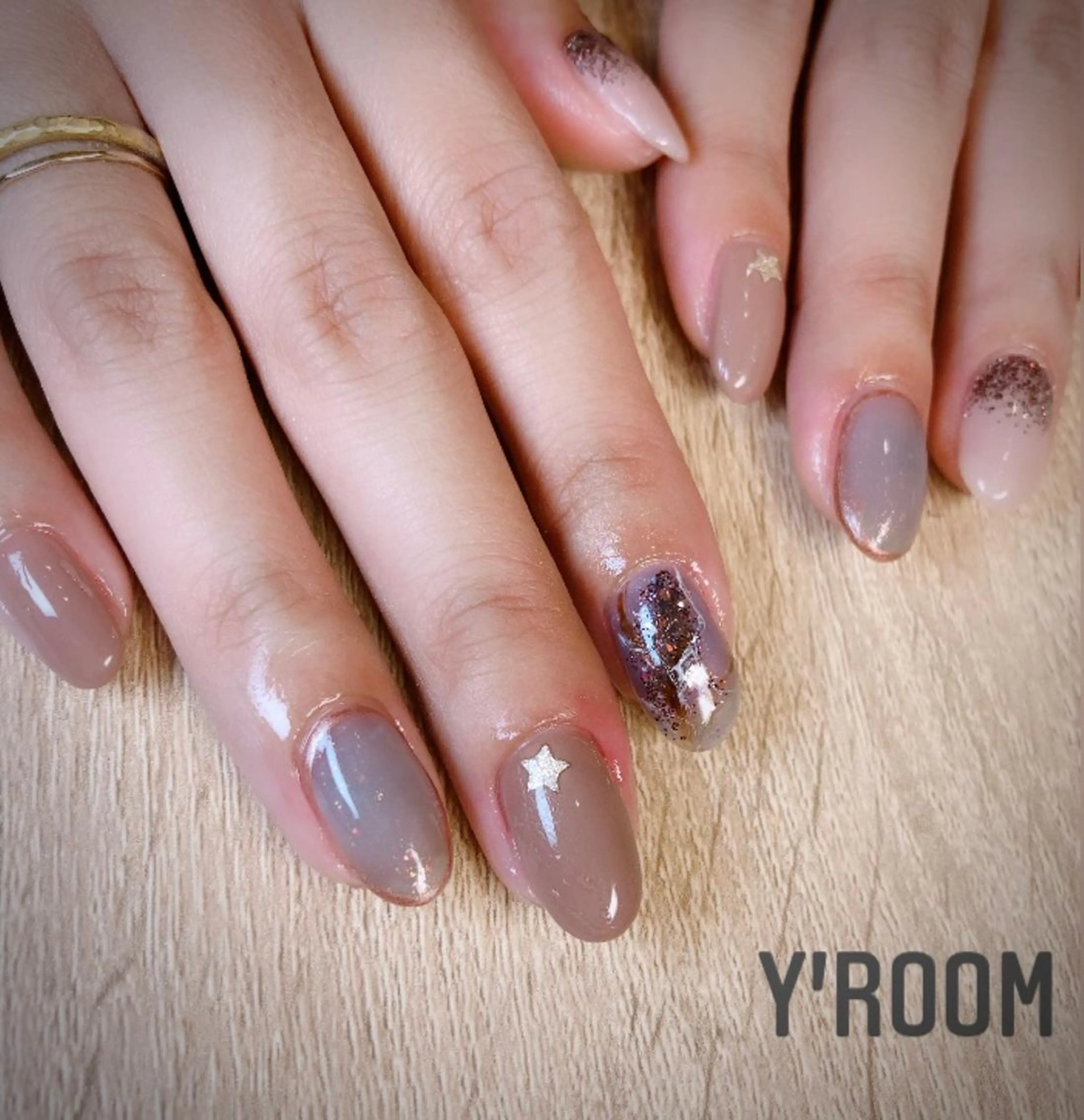 ネイル オーロラネイル フラッシュネイル フットネイル ジェルネイル 氷ネイル・うるうるネイル ハンドネイル YUKA （ネイリスト）のネイルデザイン