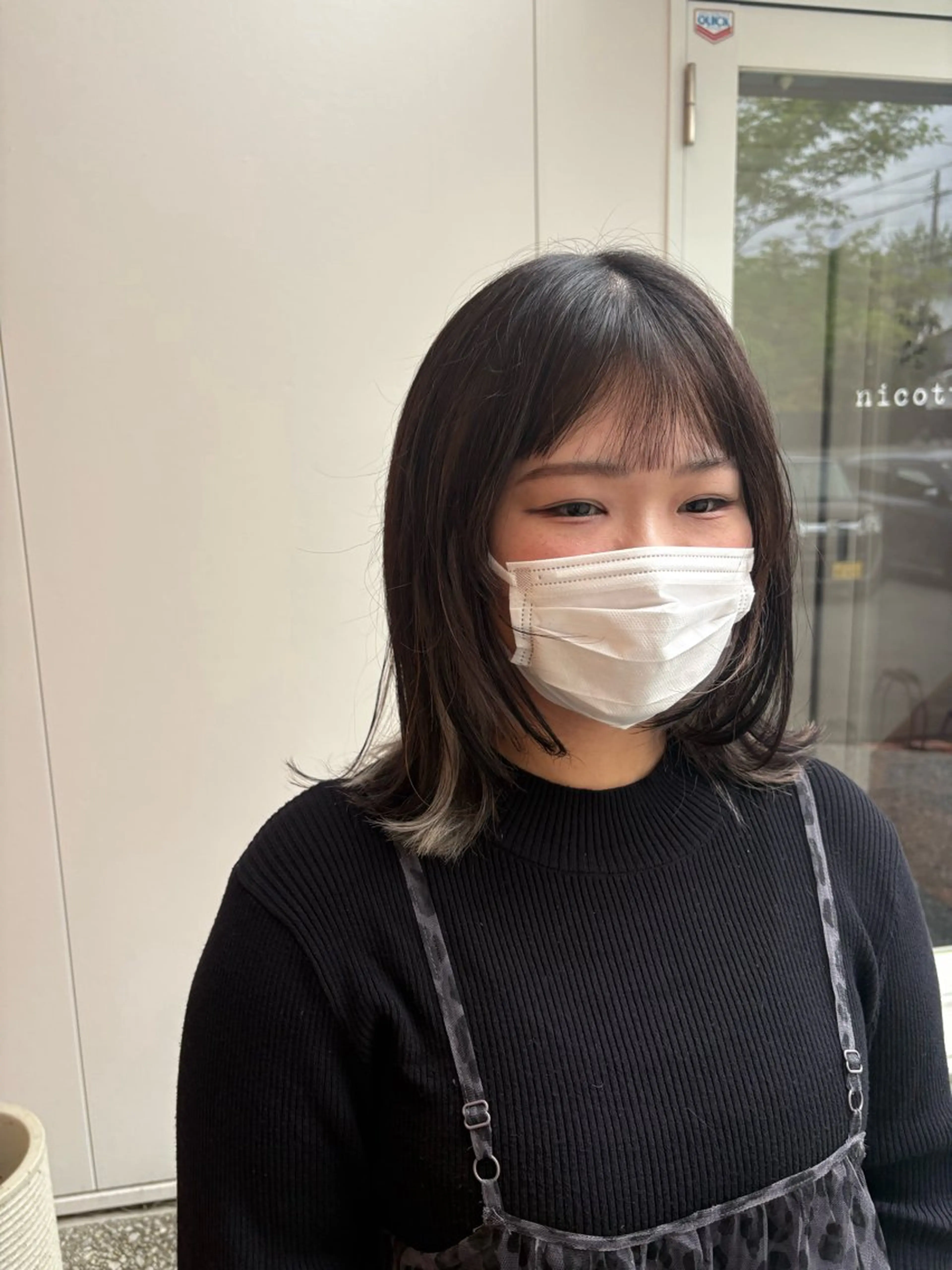 ミディアム カラー ブリーチ インナーカラー 顔周りカット 切りっぱなしロブ レイヤーカット カット ヘアカラー トリートメント 切りっぱなしボブ／ 暖色カラー／なつみのヘアスタイル